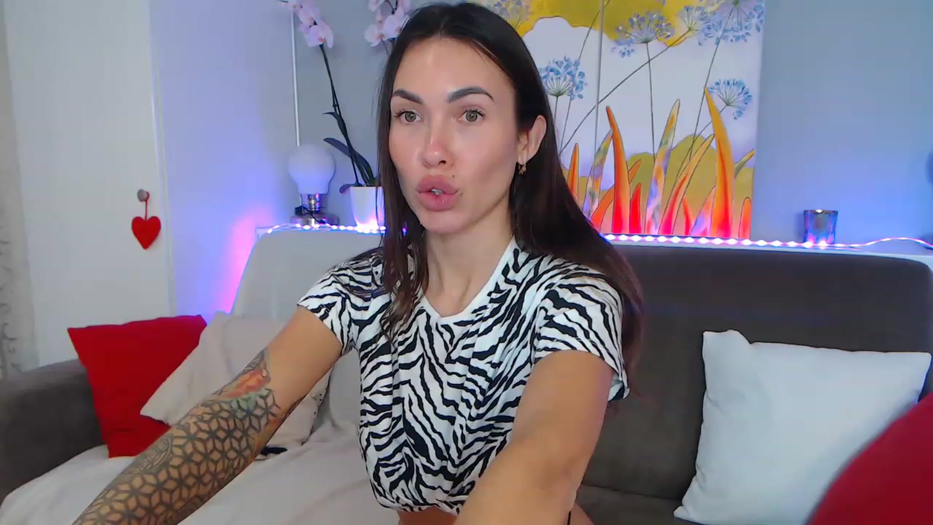 Gallery image thumbnail from VikiEvans's myfreecams stream on, 02/12/2023, 20:32 image 17 of 20