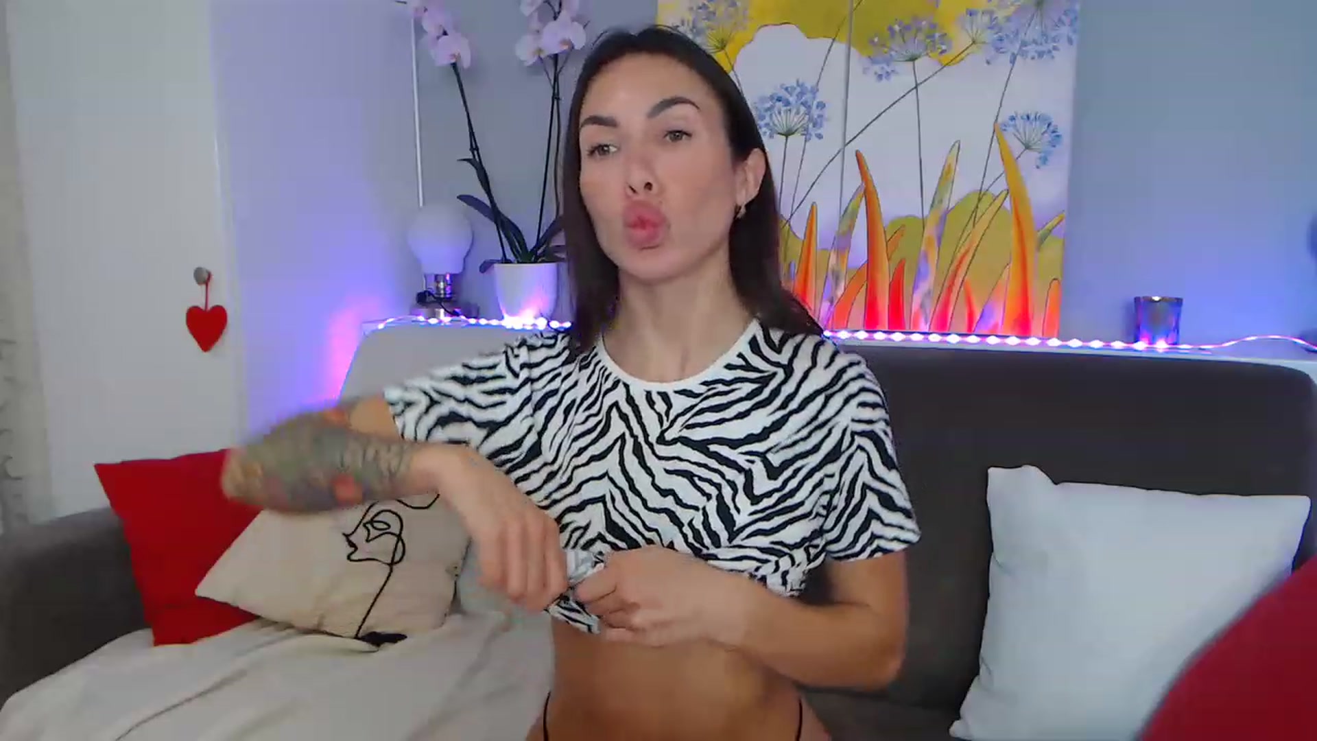 Gallery image thumbnail from VikiEvans's myfreecams stream on, 02/12/2023, 20:32 image 20 of 20
