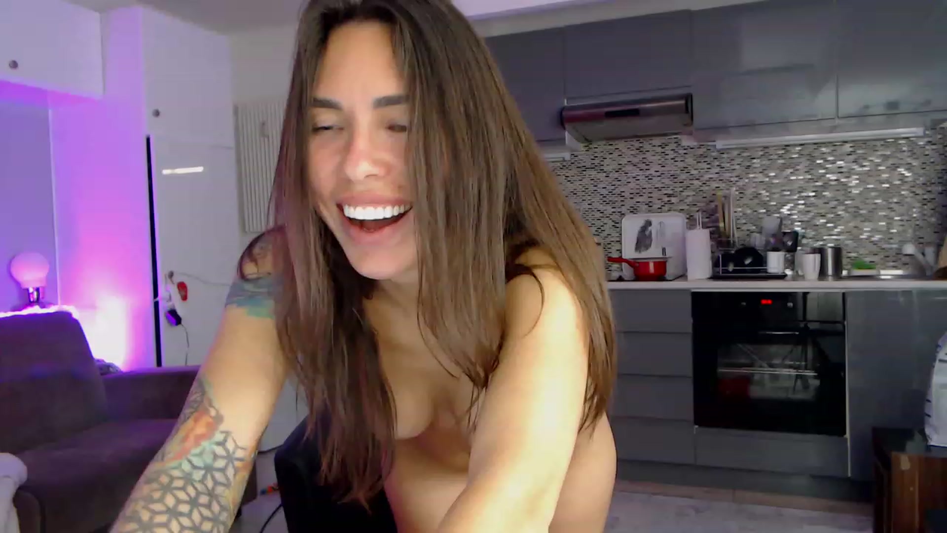 Gallery image thumbnail from VikiEvans's myfreecams stream on, 04/01/2023, 23:44 image 2 of 20