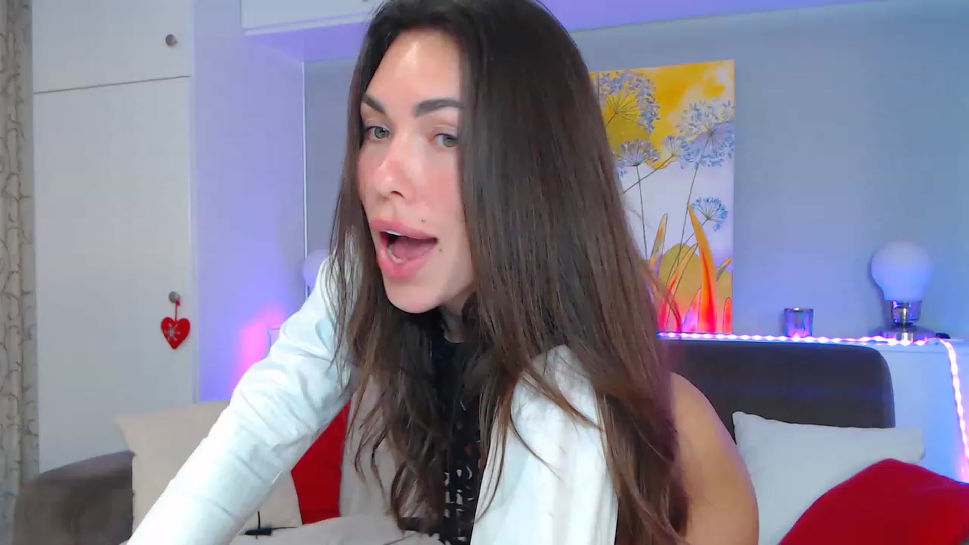 Gallery image thumbnail from VikiEvans's myfreecams stream on, 04/20/2023, 17:07 image 2 of 20