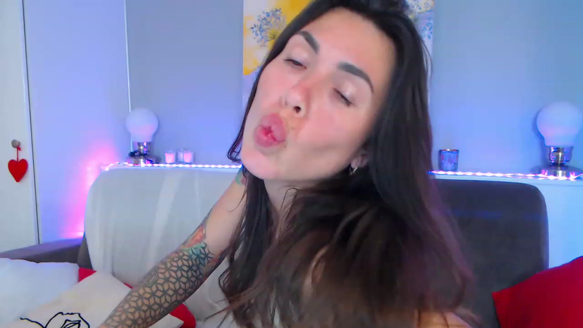 Gallery image thumbnail from VikiEvans's myfreecams stream on, 04/26/2023, 22:09 image 12 of 20