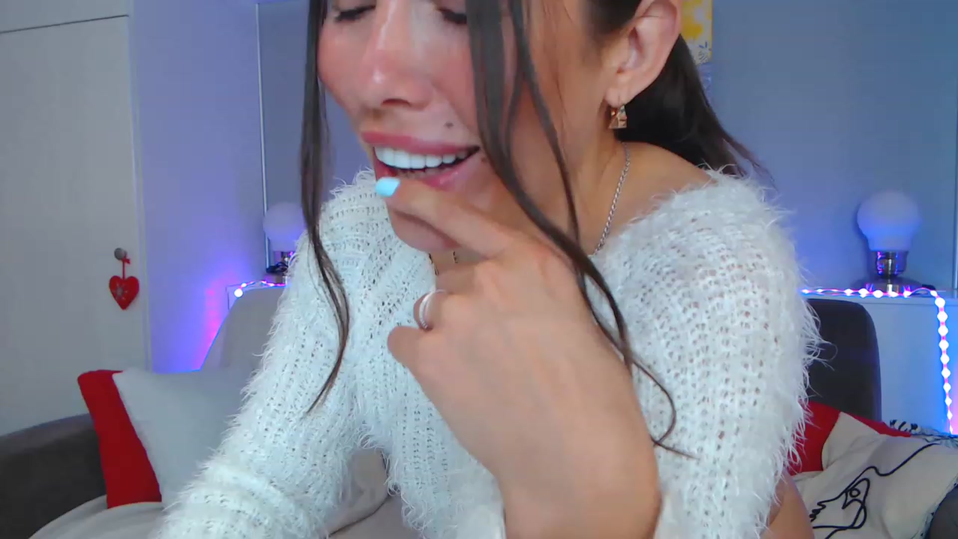 Gallery image thumbnail from VikiEvans's myfreecams stream on, 05/02/2023, 17:36 image 2 of 20
