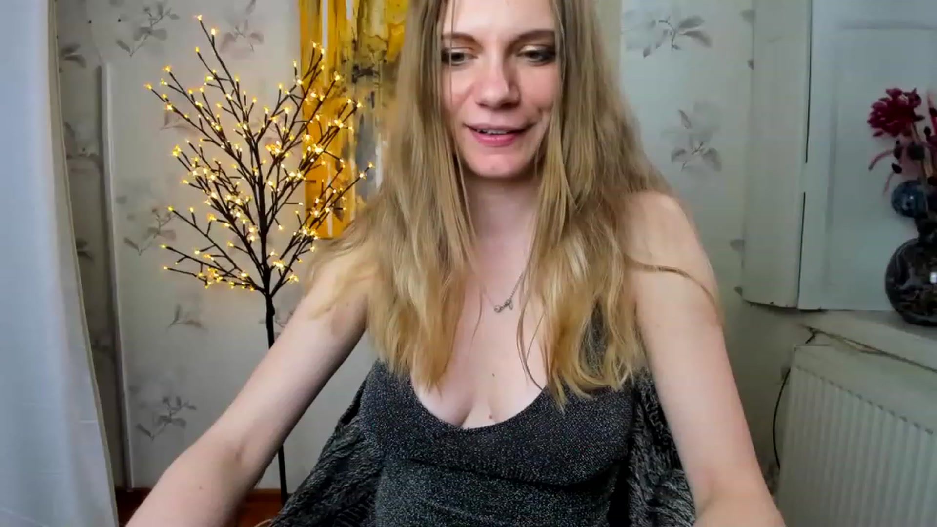 Gallery image thumbnail from VikkyBloom's myfreecams stream on, 05/29/2023, 16:41 image 4 of 20