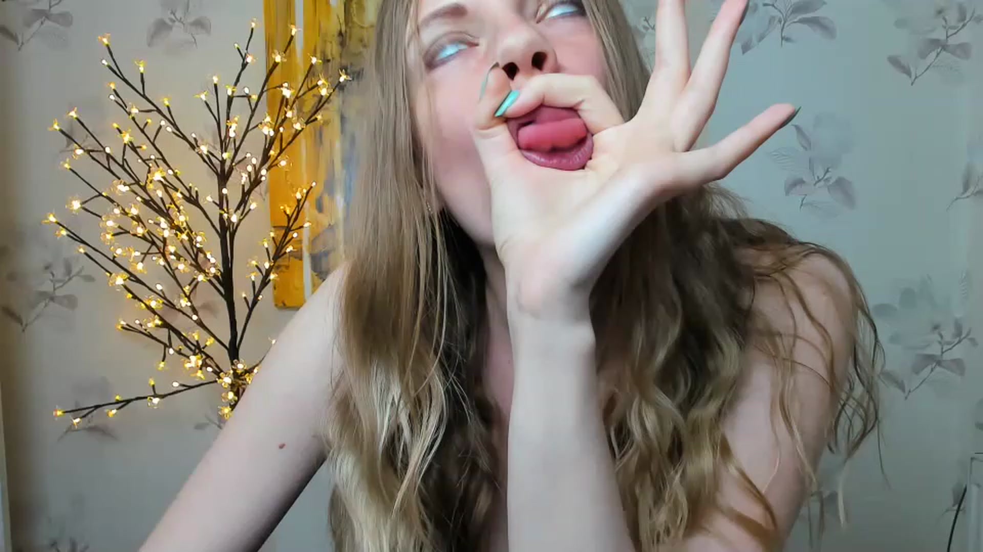 Gallery image thumbnail from VikkyBloom's myfreecams stream on, 06/04/2023, 10:19 image 19 of 20
