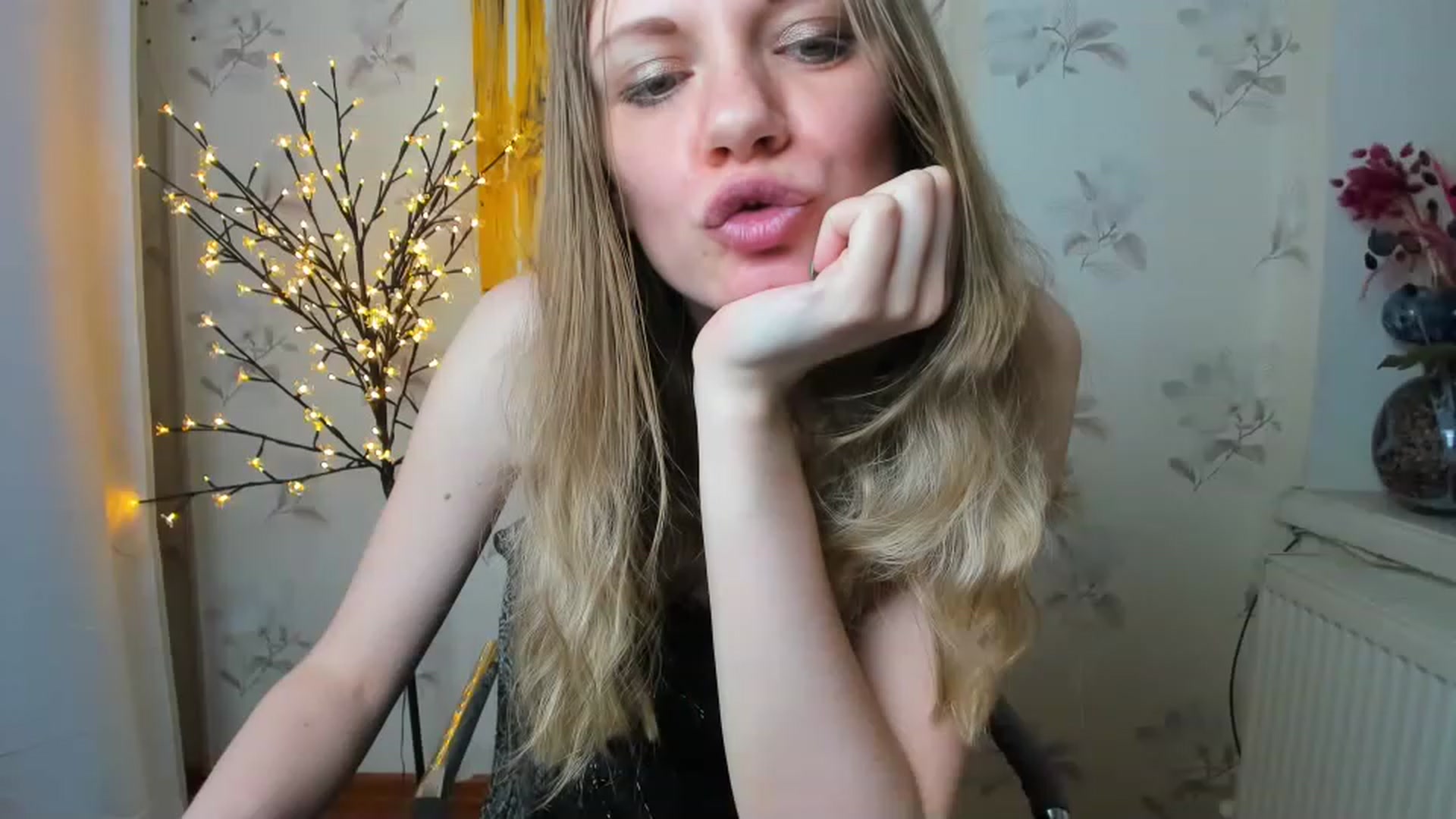 Gallery image thumbnail from VikkyBloom's myfreecams stream on, 06/06/2023, 09:30 image 9 of 20
