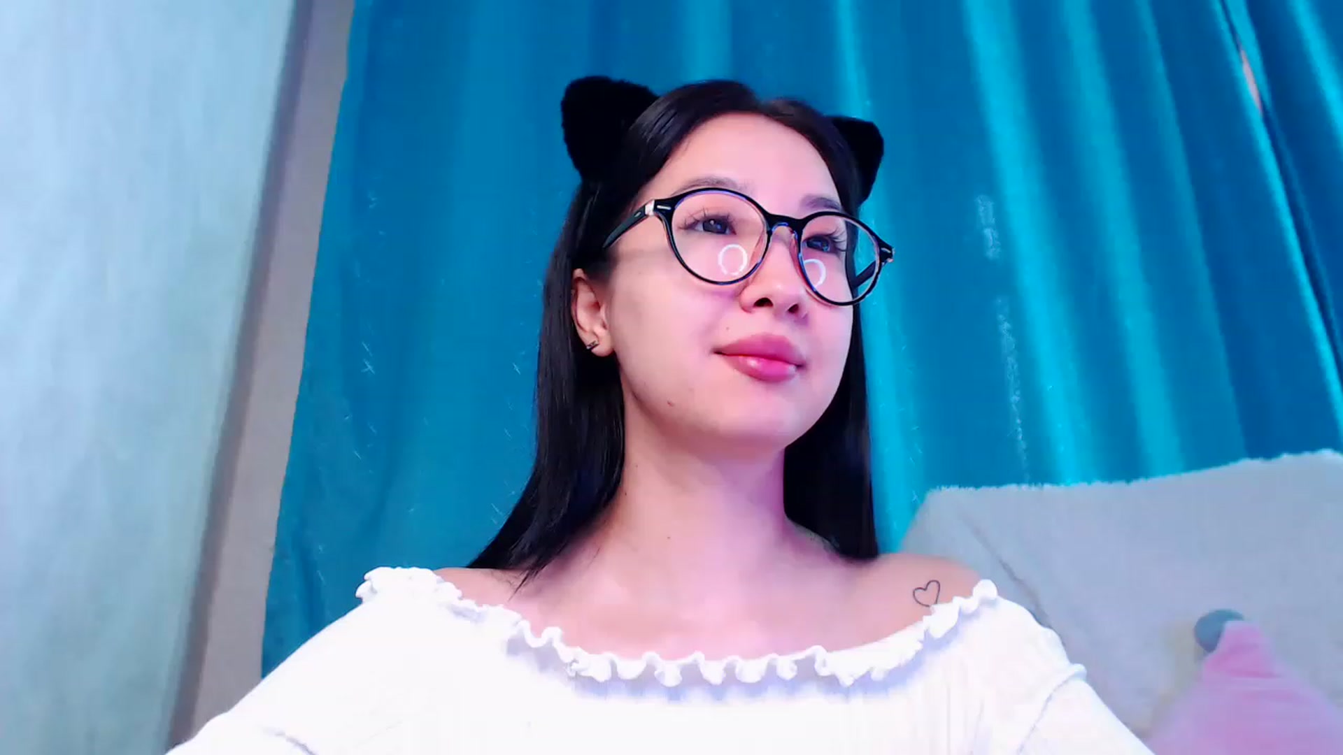 Gallery image thumbnail from ViktorrySweet's myfreecams stream on, 01/06/2023, 06:08 image 15 of 20