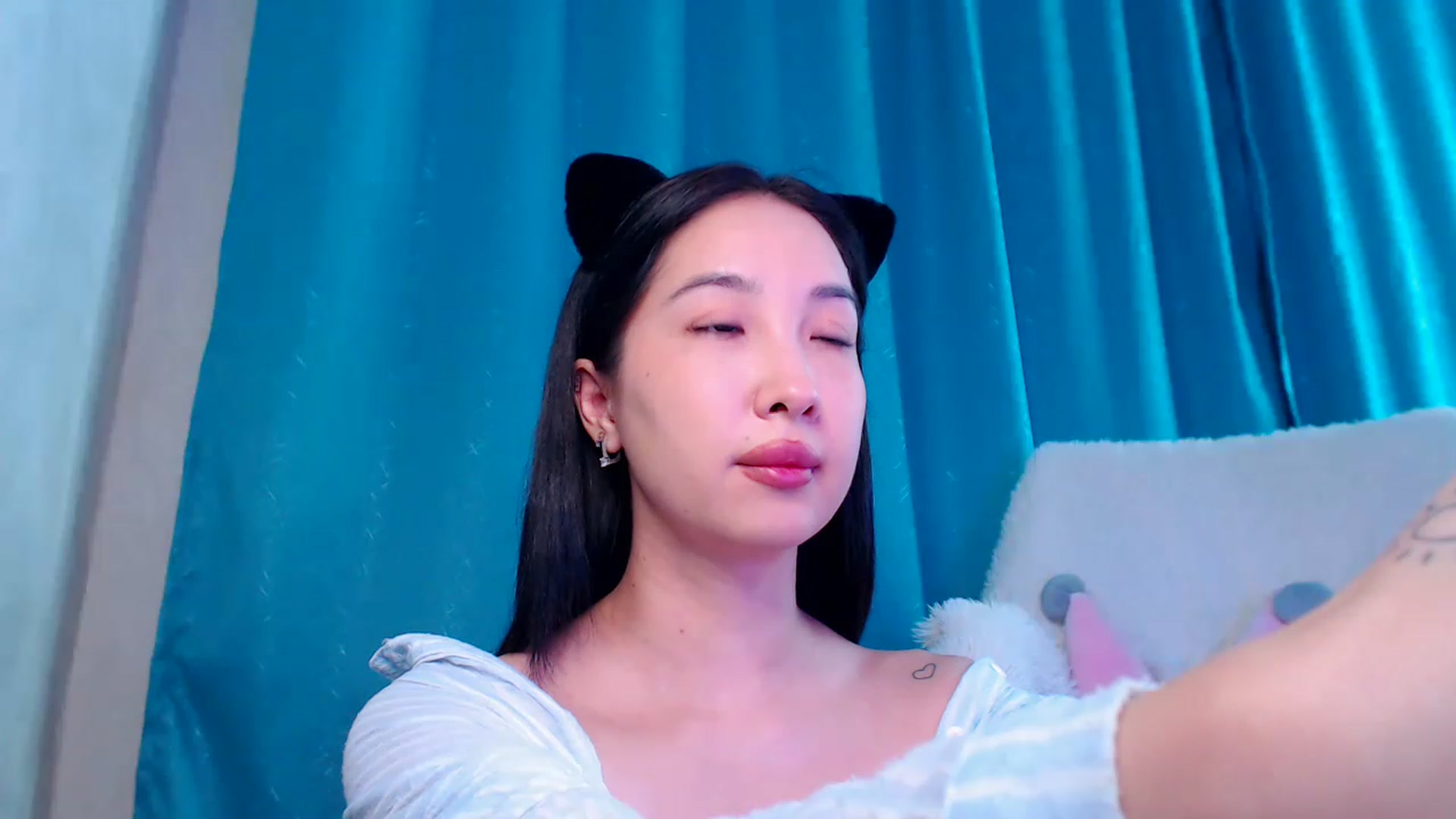 Gallery image thumbnail from ViktorrySweet's myfreecams stream on, 01/08/2023, 16:25 image 4 of 20