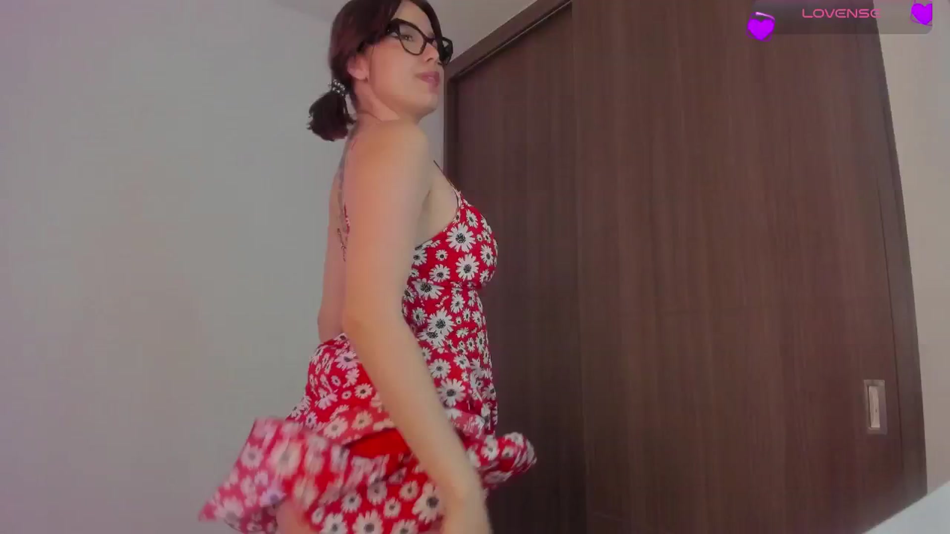 Gallery image thumbnail from Vilu_here's myfreecams stream on, 10/28/2024, 16:01 image 16 of 20