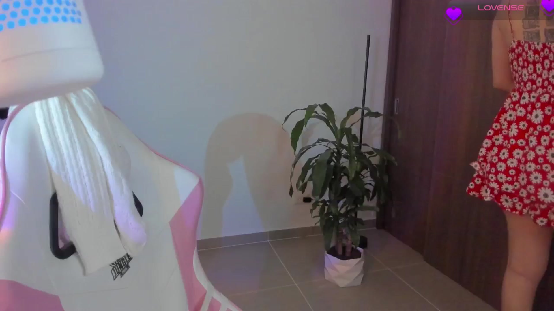 Gallery image thumbnail from Vilu_here's myfreecams stream on, 12/18/2024, 21:03 image 14 of 20