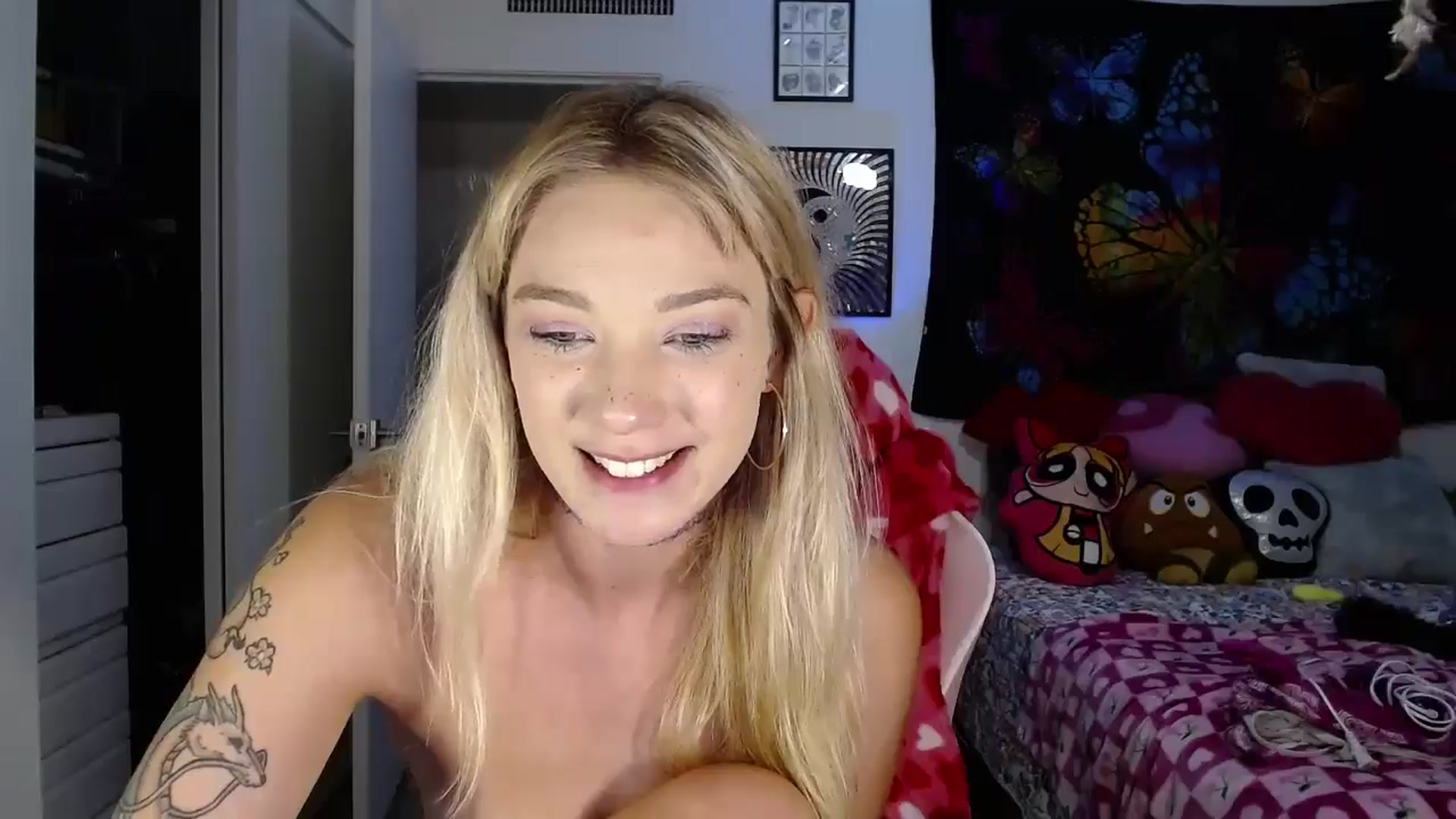 Gallery image thumbnail from VioletRay's myfreecams stream on, 08/19/2025, 04:16 image 4 of 20