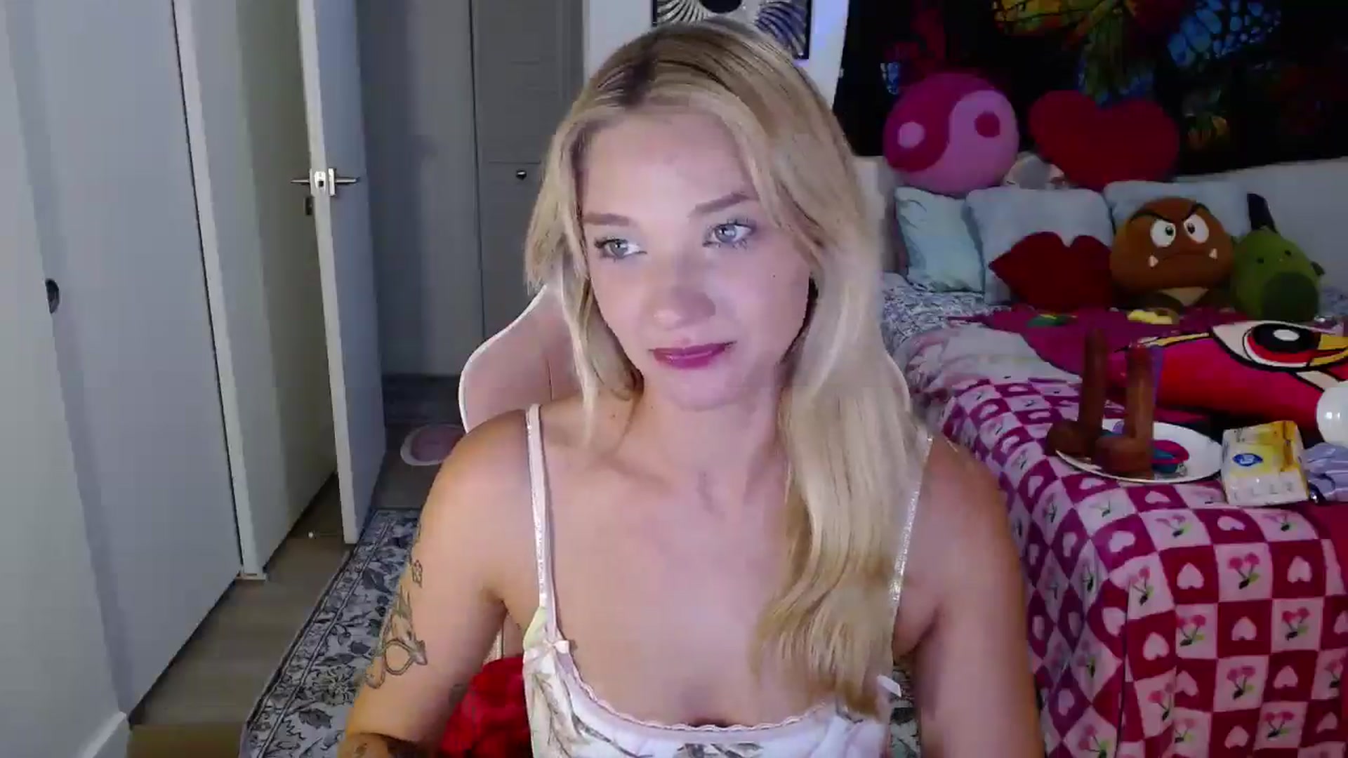 Gallery image thumbnail from VioletRay's myfreecams stream on, 08/21/2025, 04:34 image 3 of 20