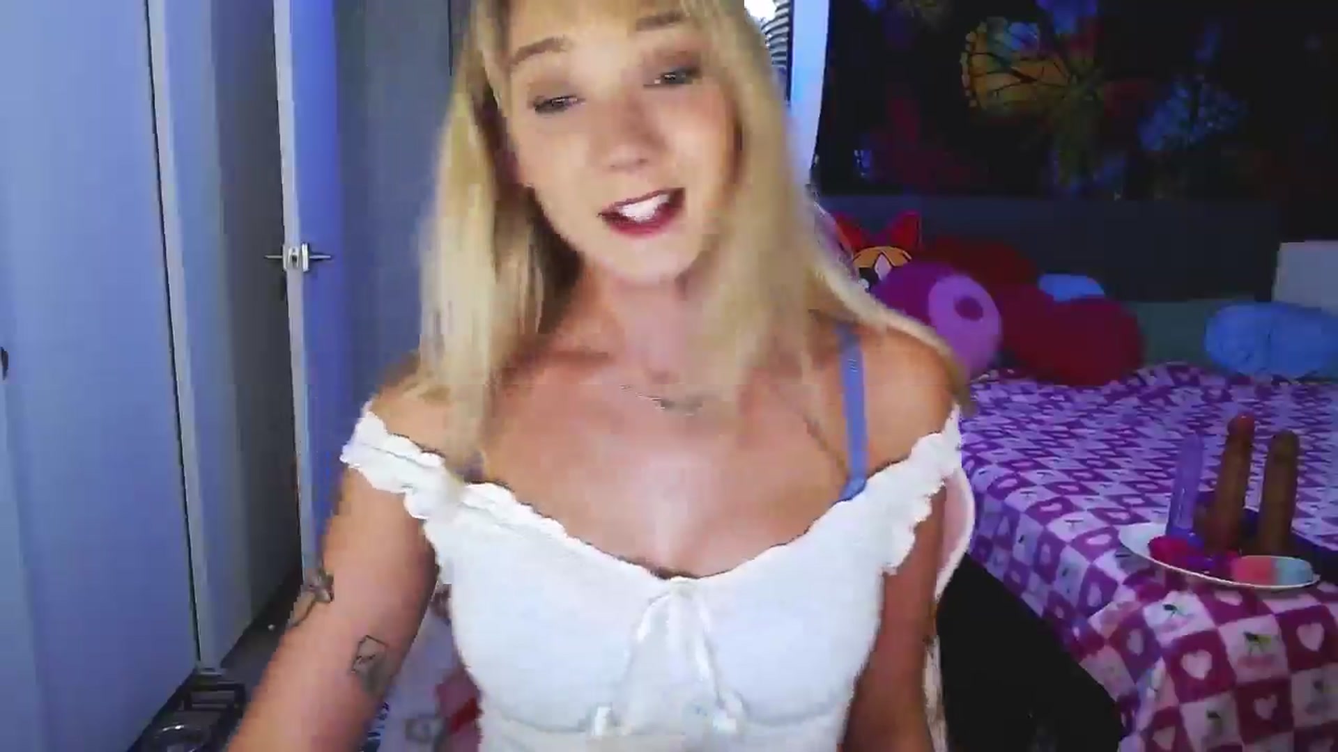 Gallery image thumbnail from VioletRay's myfreecams stream on, 09/16/2025, 23:35 image 19 of 20