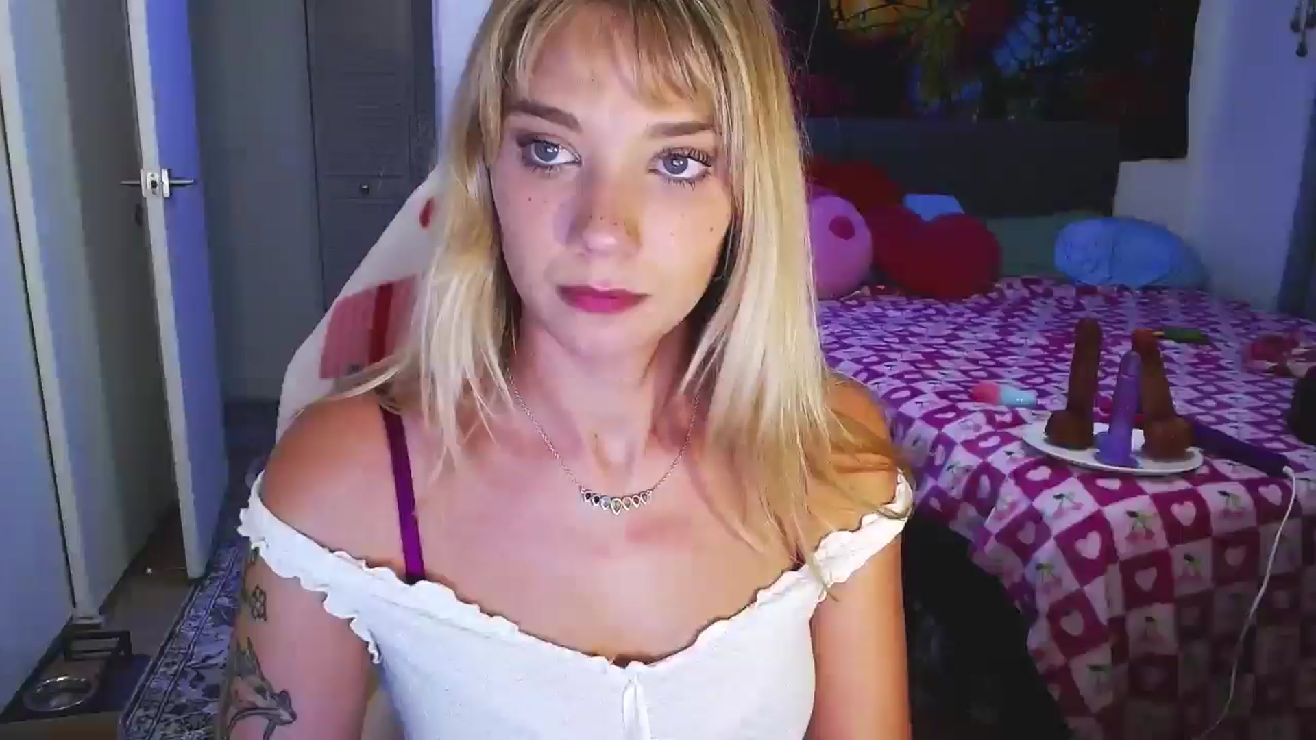 Gallery image thumbnail from VioletRay's myfreecams stream on, 09/17/2025, 03:05 image 11 of 20