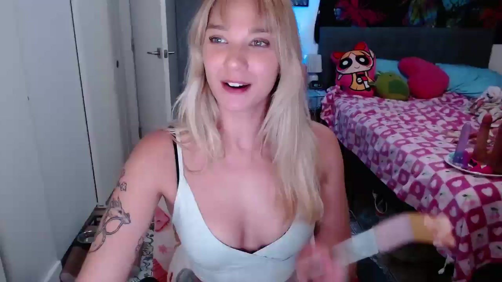 Gallery image thumbnail from VioletRay's myfreecams stream on, 09/30/2025, 03:09 image 15 of 20