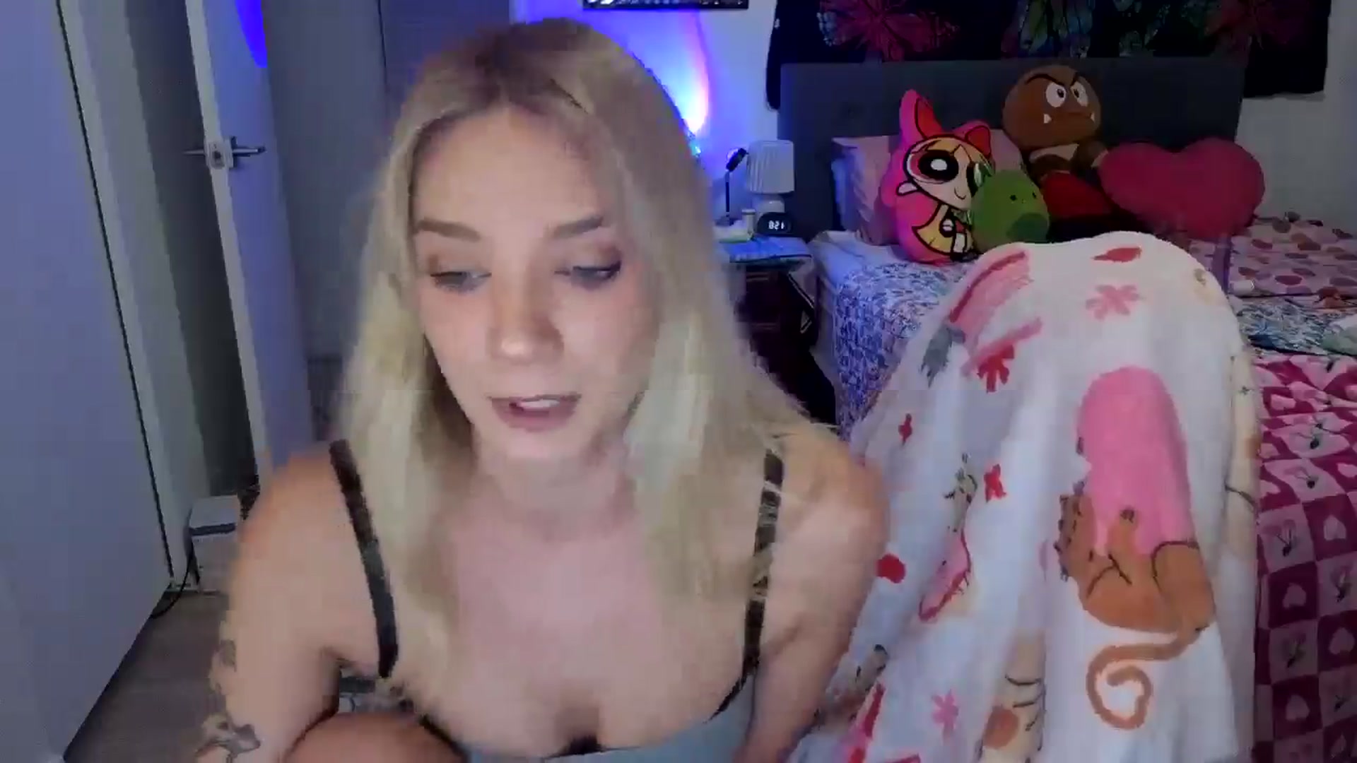 Gallery image thumbnail from VioletRay's myfreecams stream on, 10/15/2025, 03:43 image 6 of 20