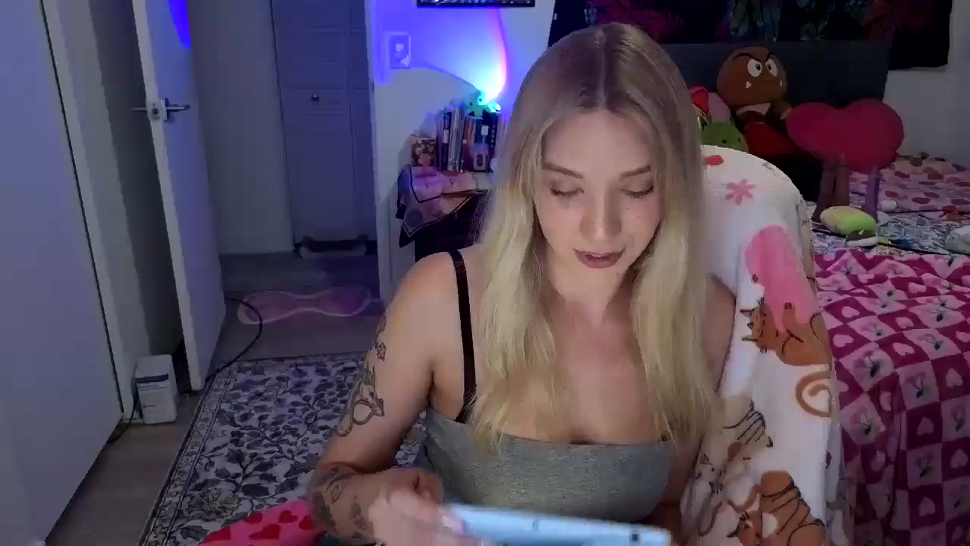 Gallery image thumbnail from VioletRay's myfreecams stream on, 10/15/2025, 03:43 image 3 of 20