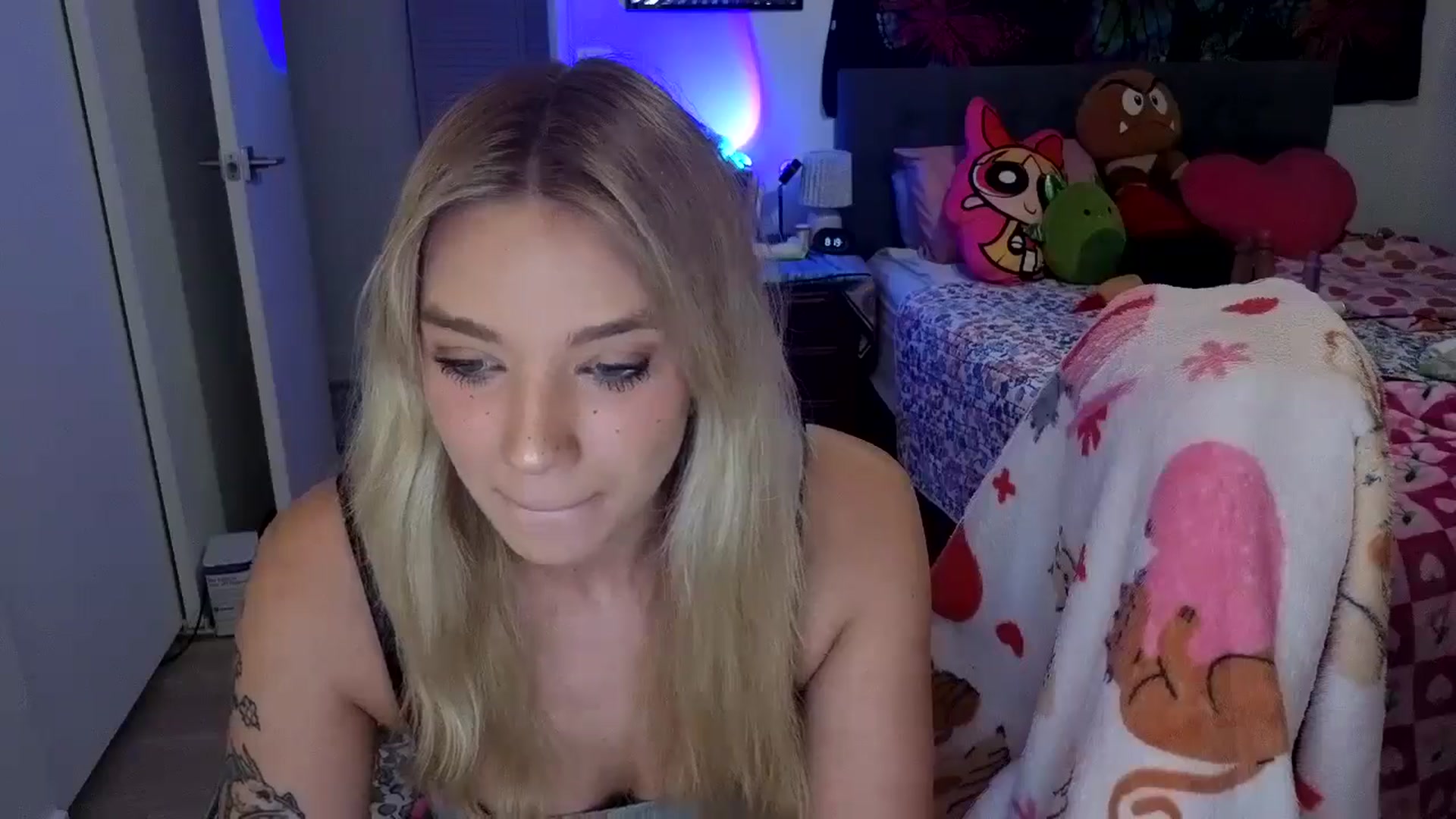 Gallery image thumbnail from VioletRay's myfreecams stream on, 10/15/2025, 03:43 image 4 of 20