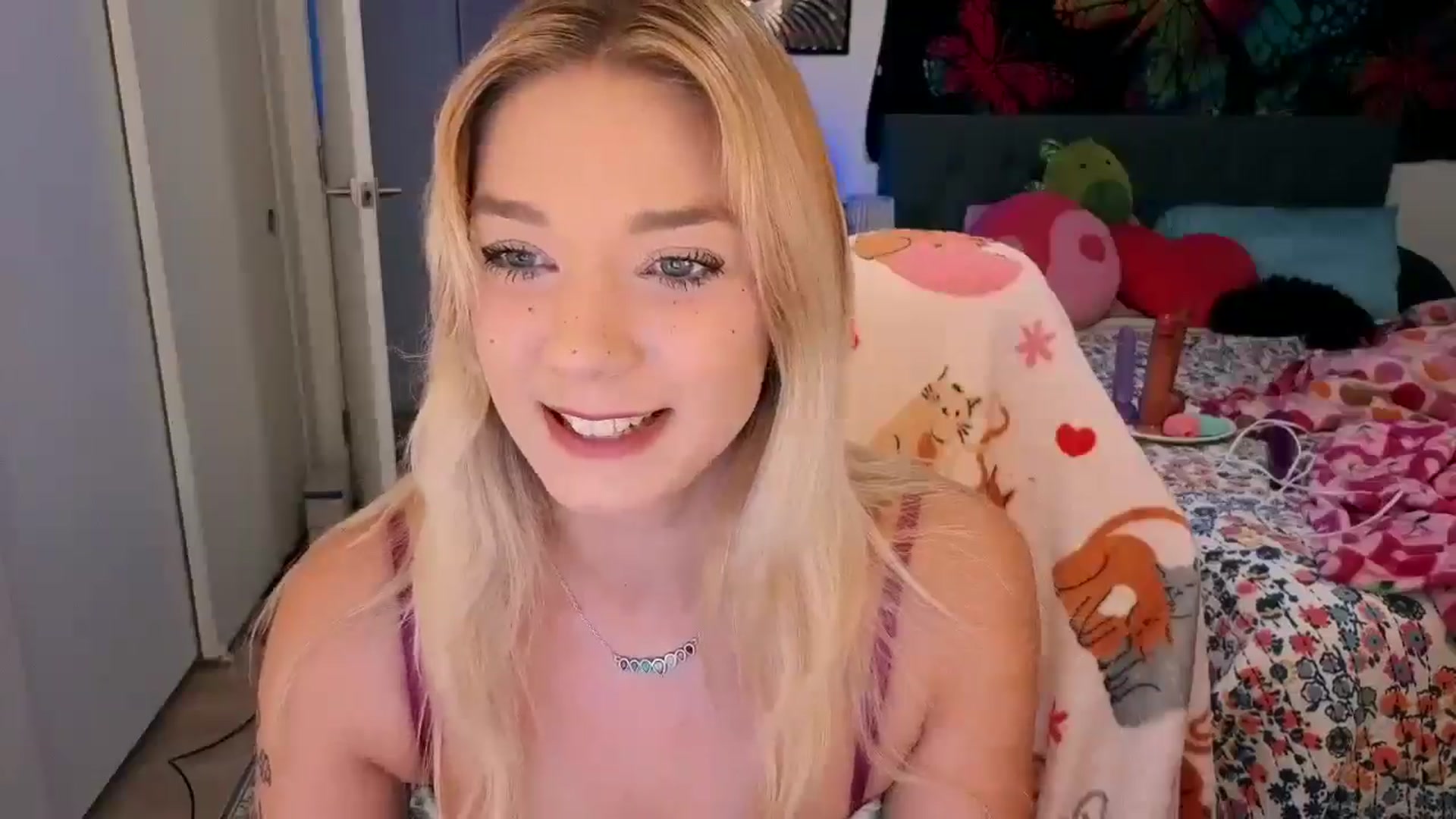 Gallery image thumbnail from VioletRay's myfreecams stream on, 10/28/2025, 04:07 image 19 of 20