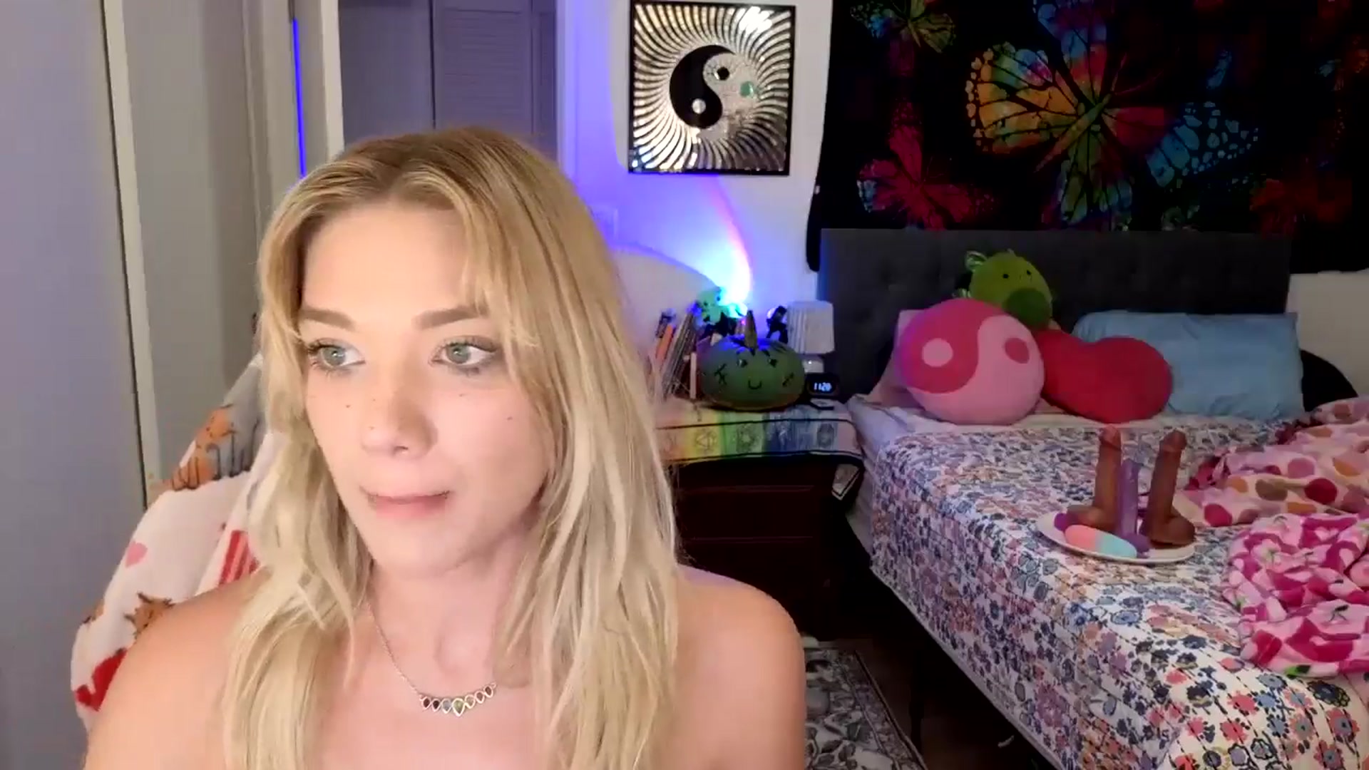 Gallery image thumbnail from VioletRay's myfreecams stream on, 10/28/2025, 06:53 image 12 of 20