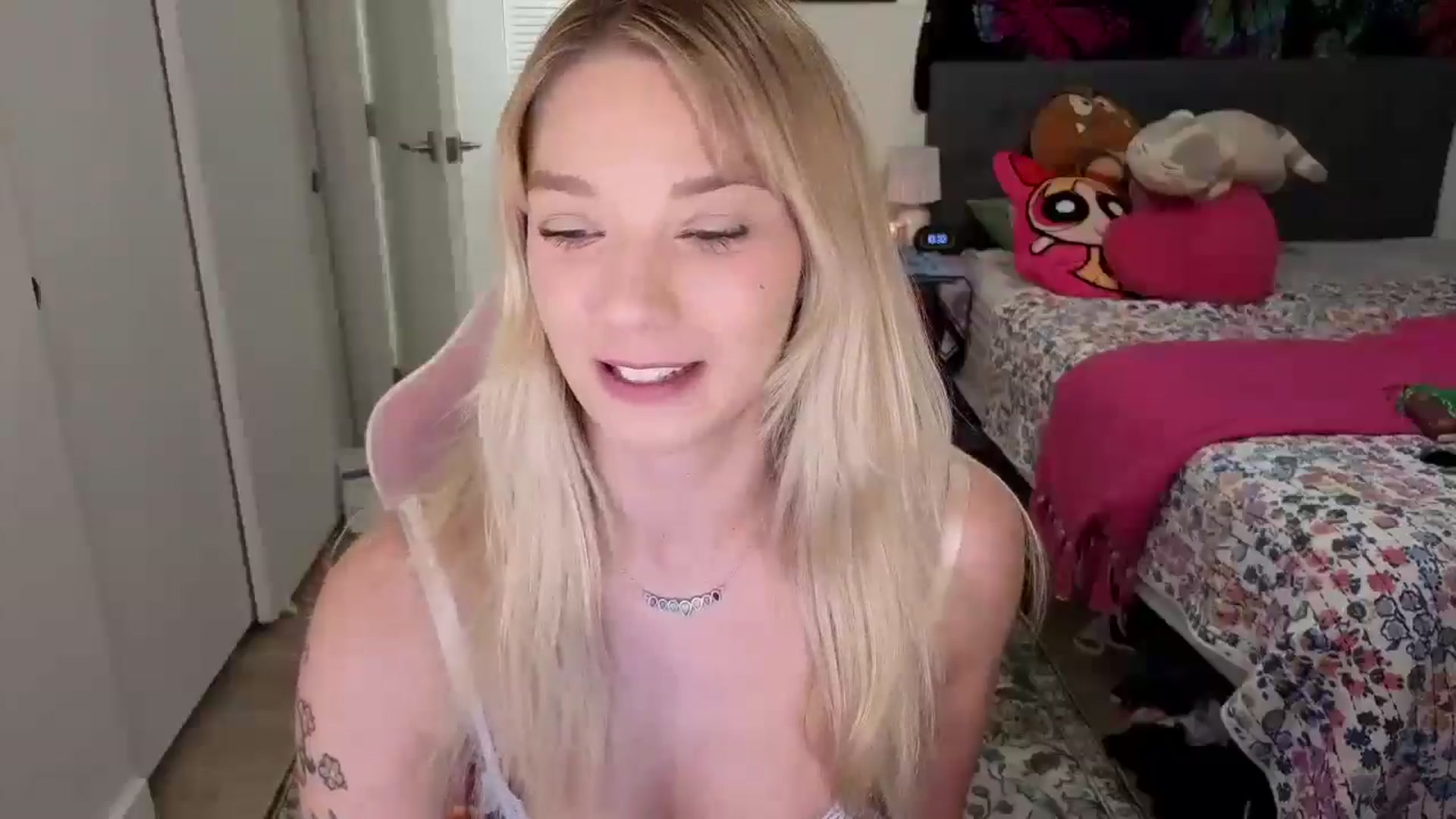 Gallery image thumbnail from VioletRay's myfreecams stream on, 11/05/2025, 05:52 image 5 of 20