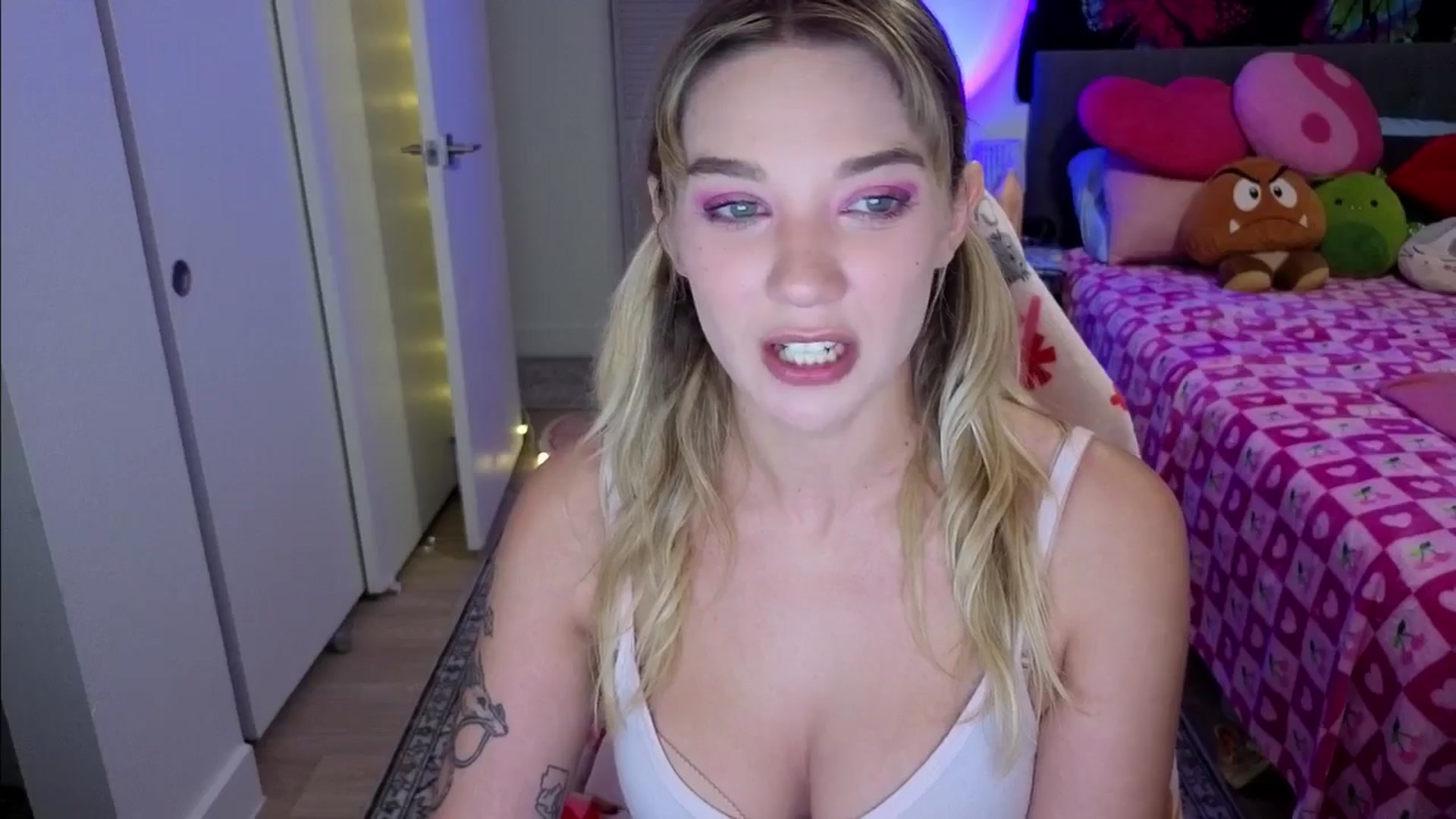 Gallery image thumbnail from VioletRay's myfreecams stream on, 03/07/2026, 02:48 image 14 of 20