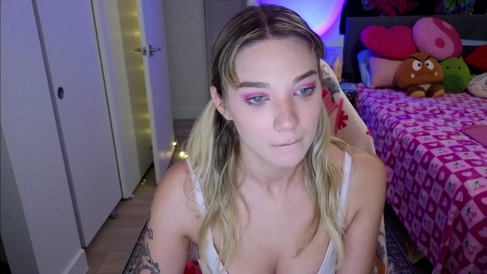 Gallery image thumbnail from VioletRay's myfreecams stream on, 03/07/2026, 02:48 image 17 of 20