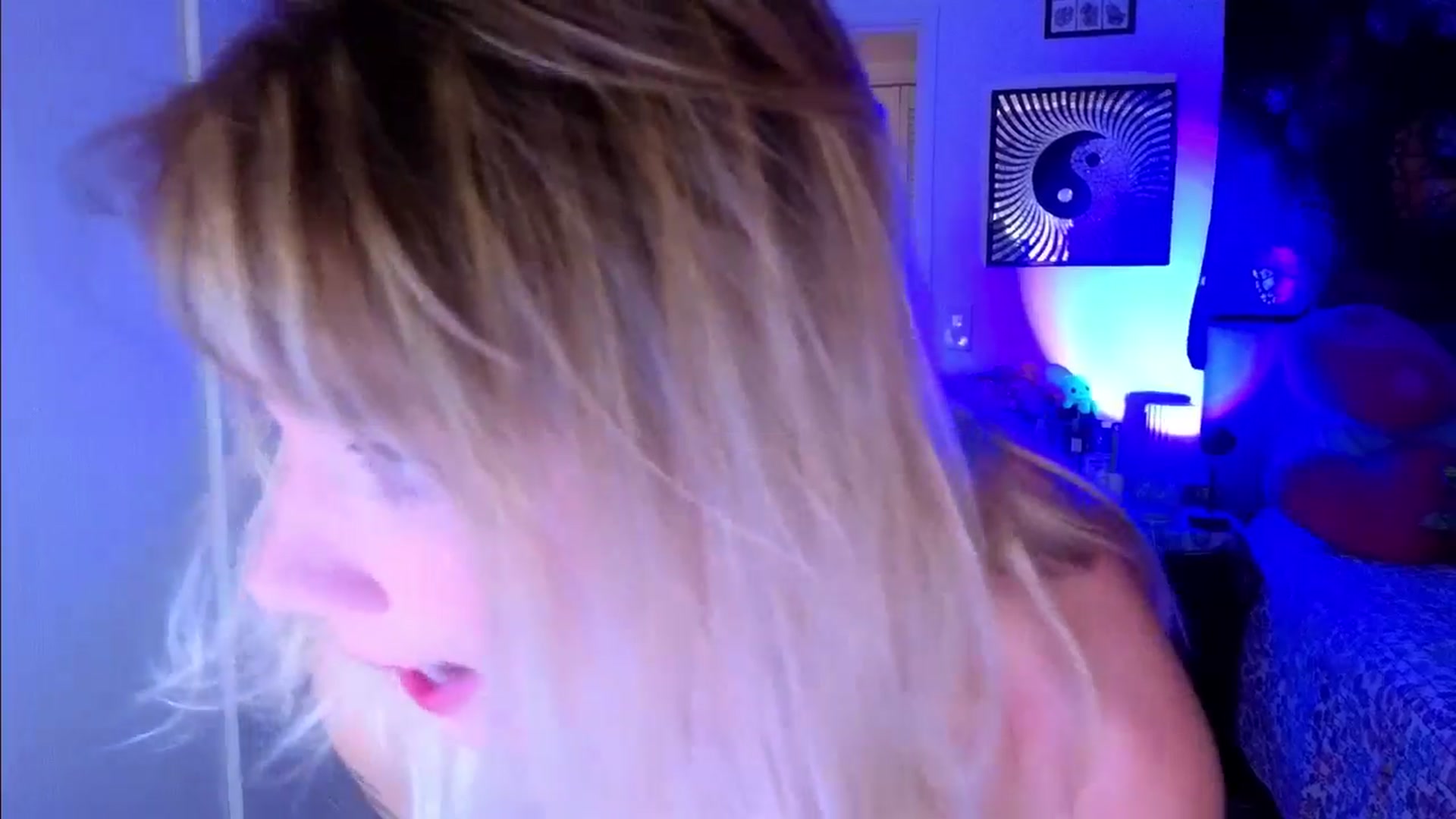 Gallery image thumbnail from VioletRay's myfreecams stream on, 04/17/2026, 04:44 image 16 of 20