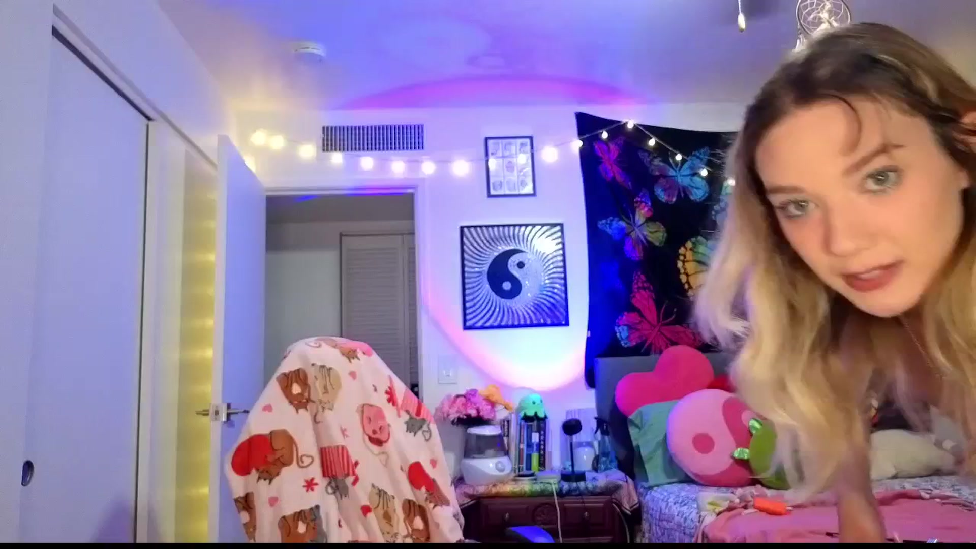 Gallery image thumbnail from VioletRay's myfreecams stream on, 04/30/2026, 01:22 image 17 of 20
