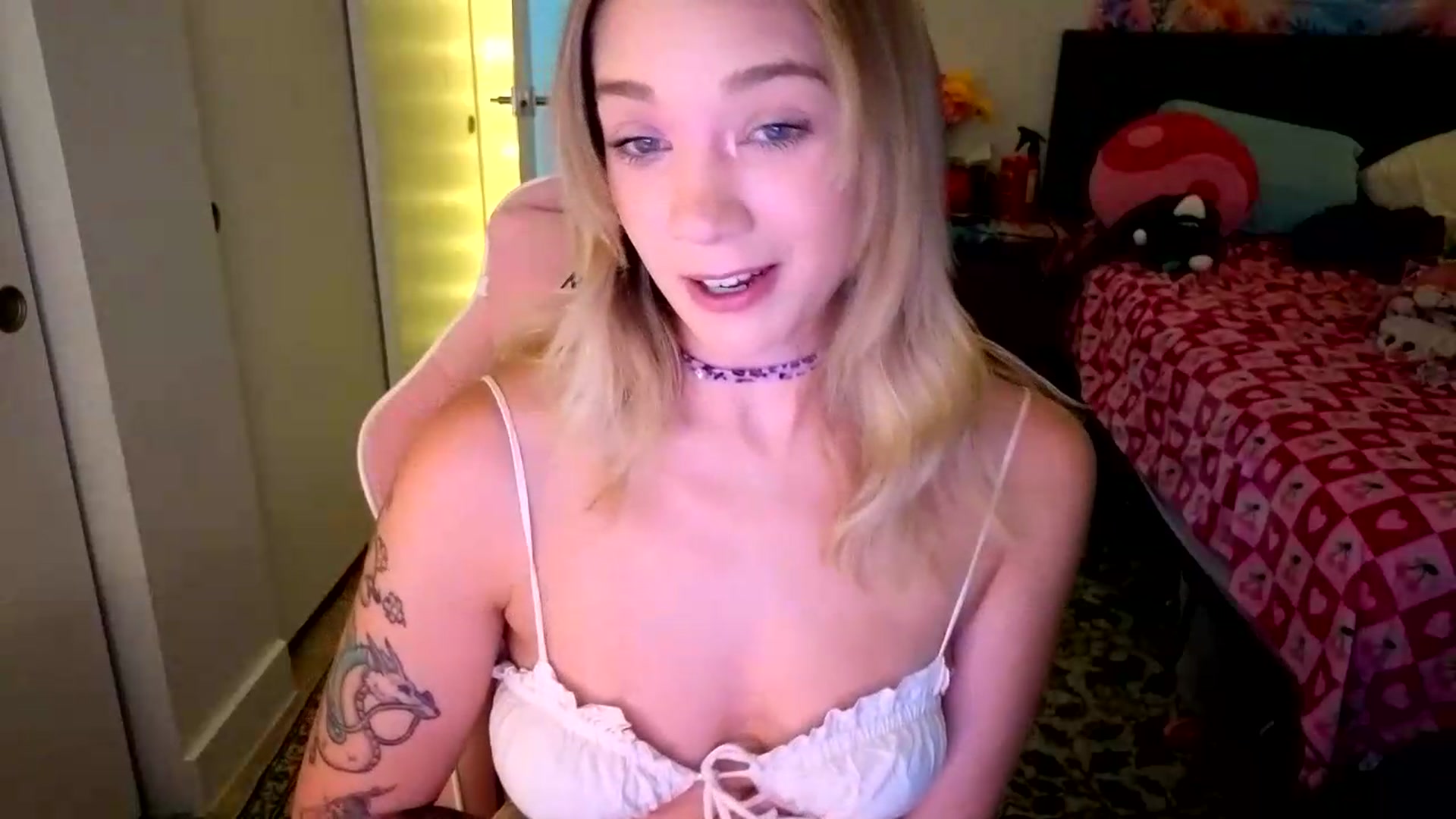 Gallery image thumbnail from VioletRay's myfreecams stream on, 08/17/2026, 21:36 image 4 of 20