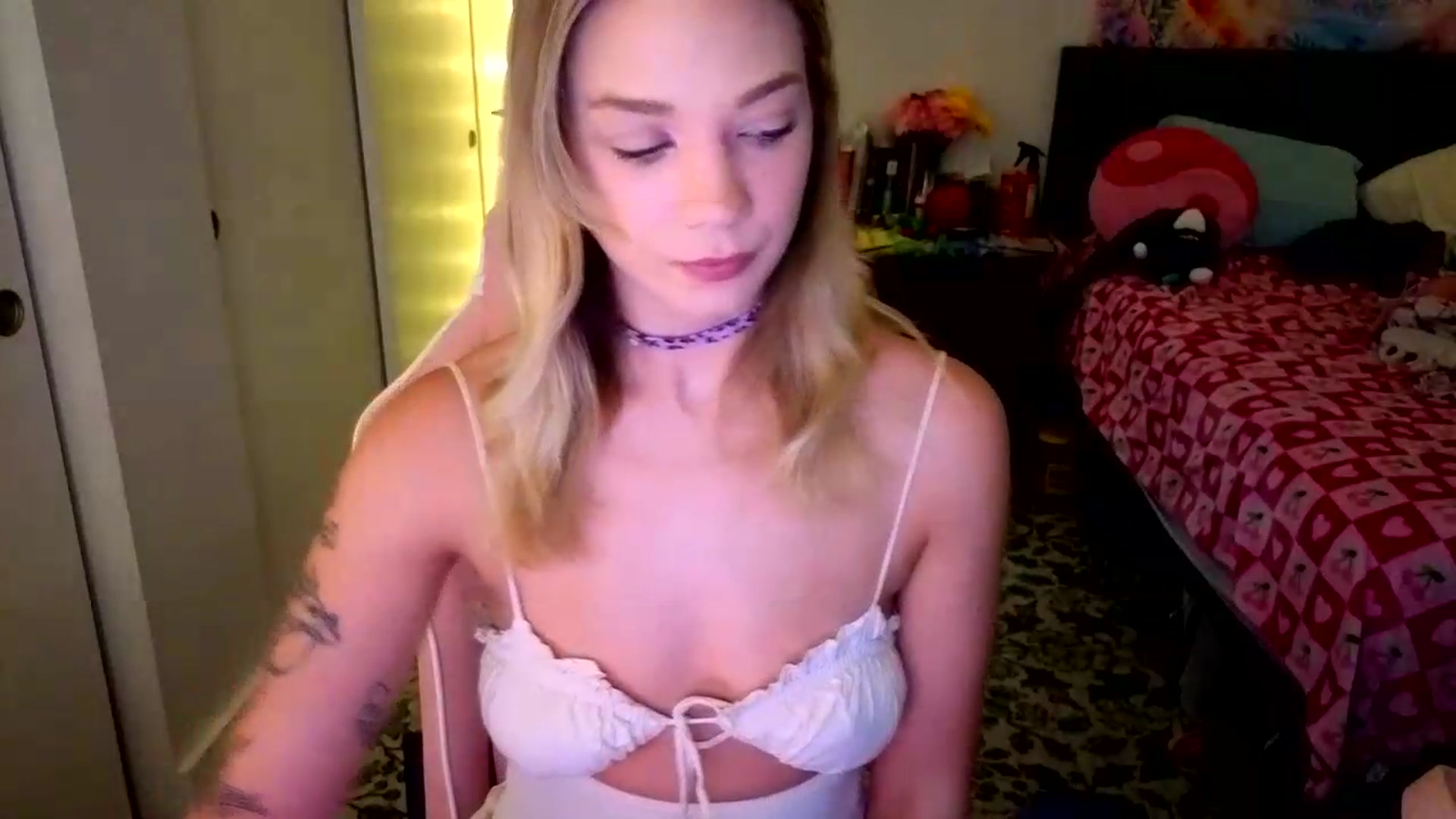 Gallery image thumbnail from VioletRay's myfreecams stream on, 08/17/2026, 21:36 image 5 of 20