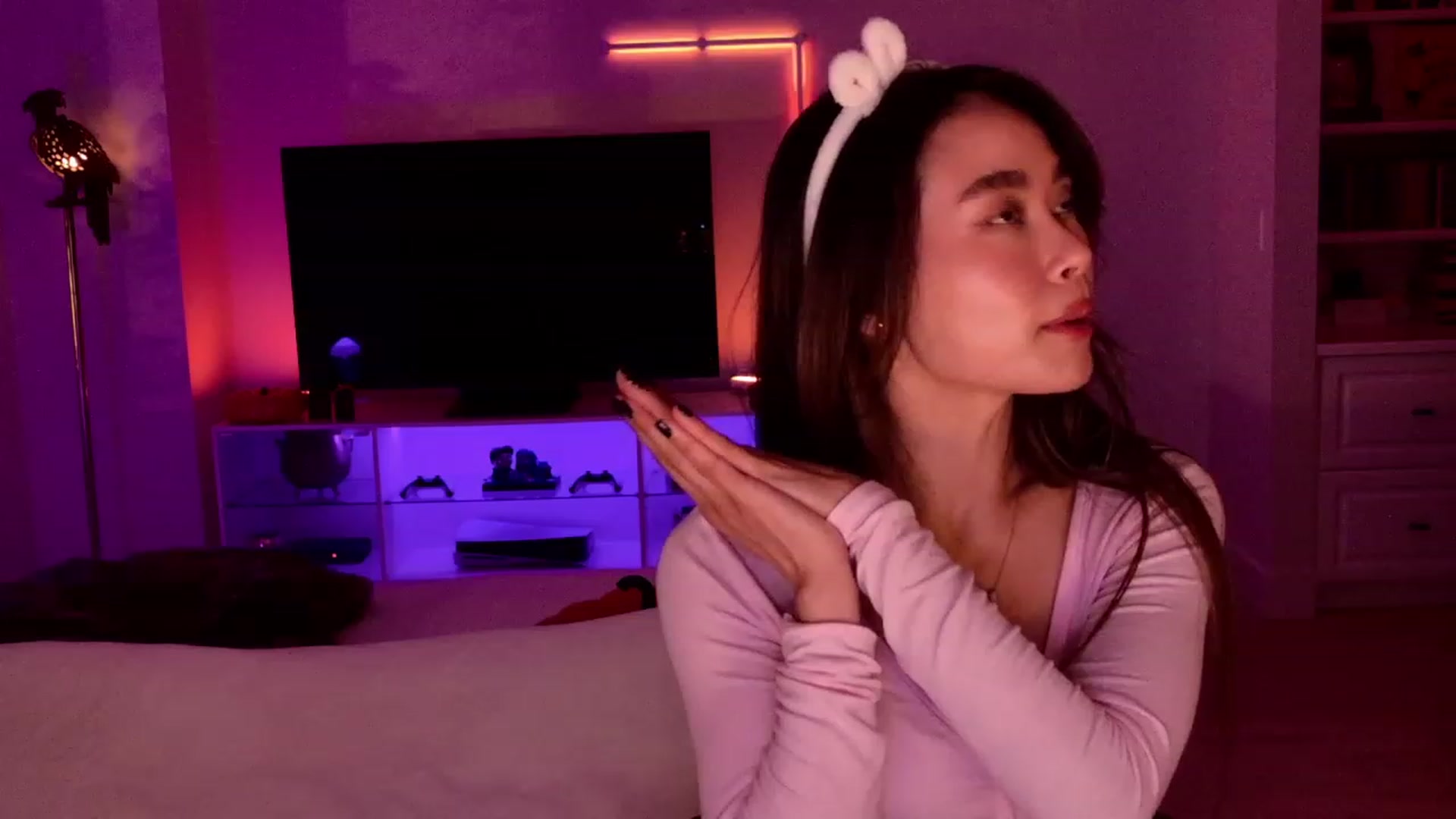 Gallery image thumbnail from Violet_Bau's myfreecams stream on, 10/23/2023, 06:17 image 16 of 20