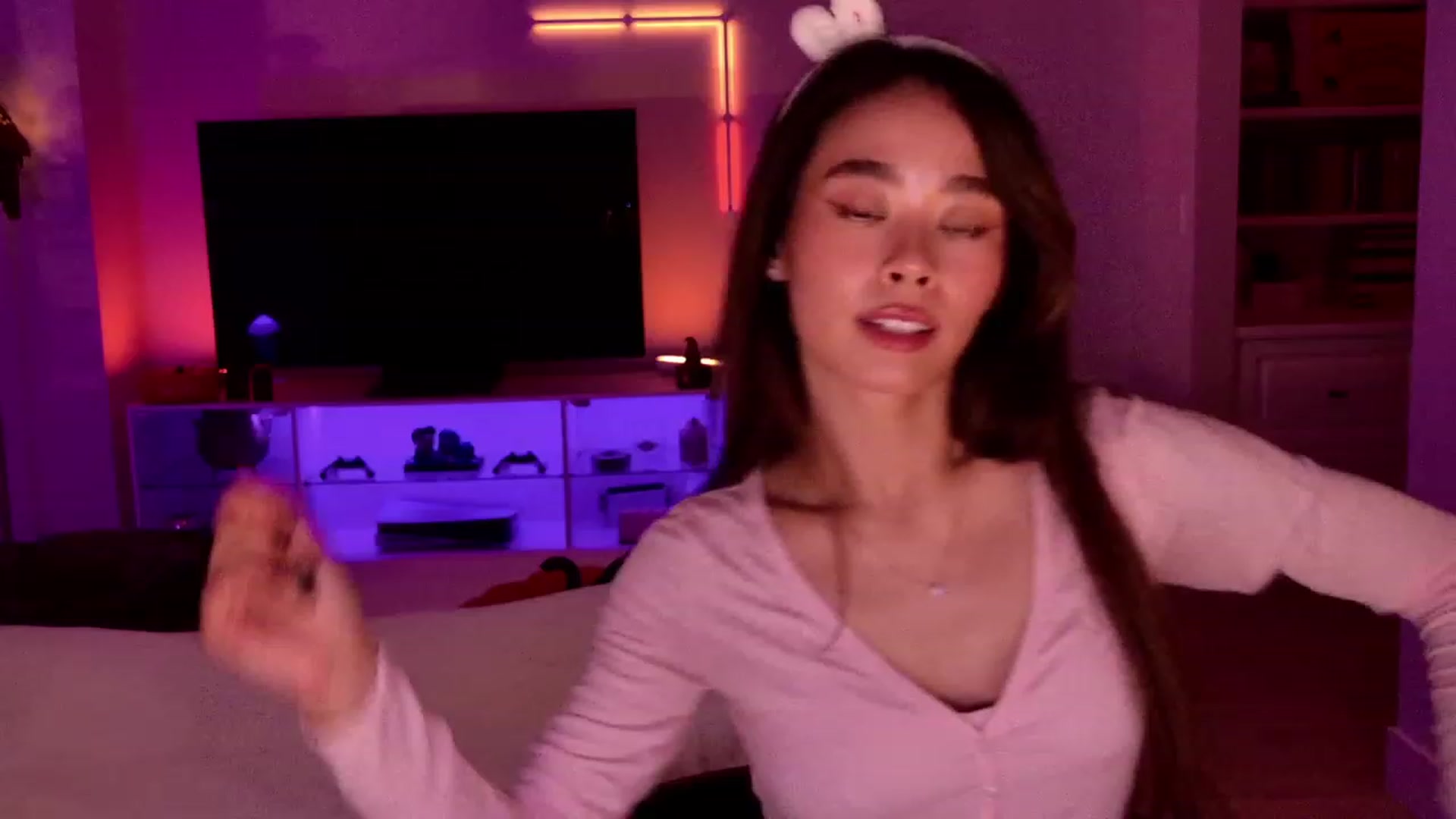 Gallery image thumbnail from Violet_Bau's myfreecams stream on, 10/23/2023, 06:17 image 19 of 20