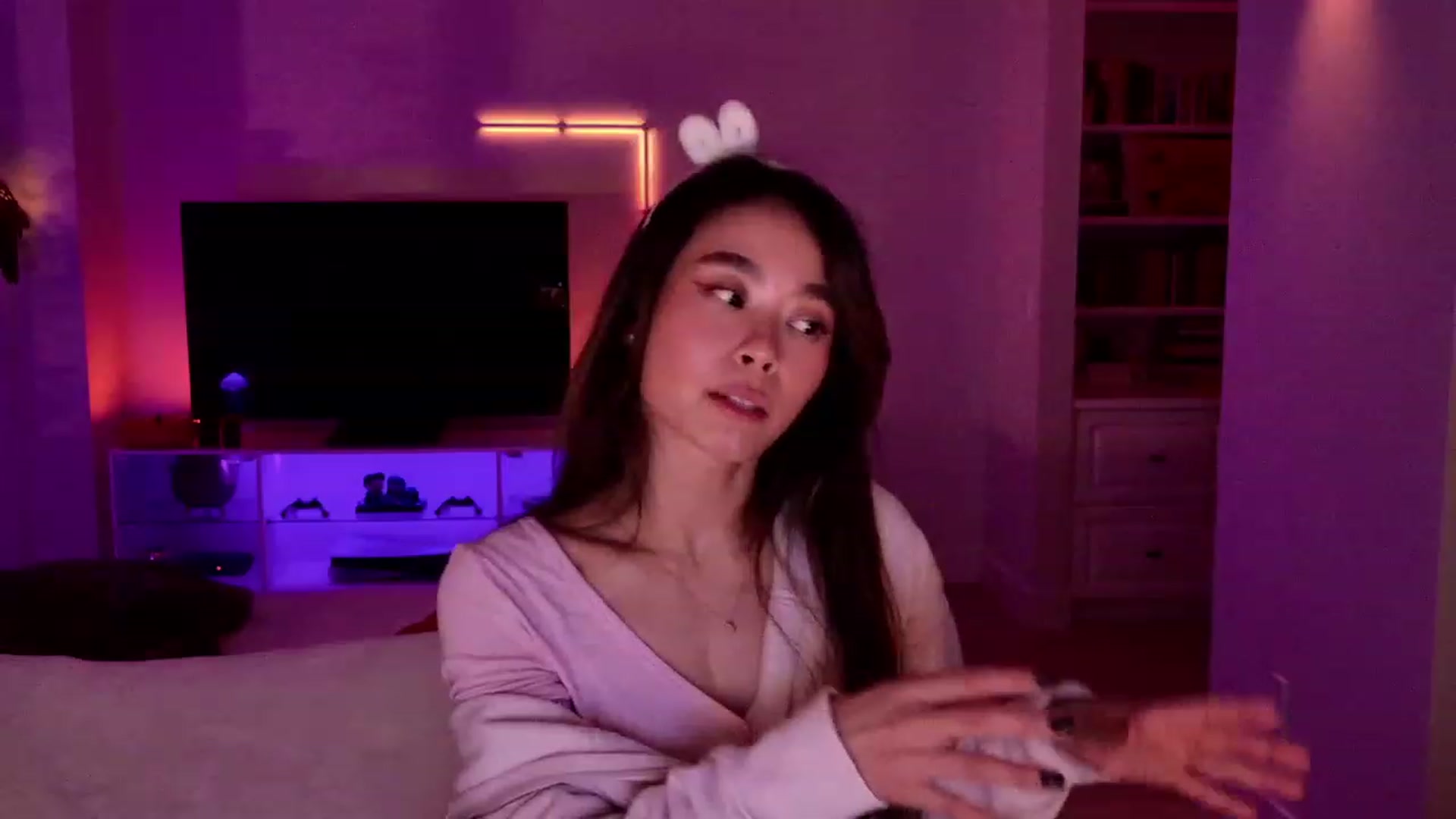 Gallery image thumbnail from Violet_Bau's myfreecams stream on, 10/23/2023, 08:24 image 15 of 20