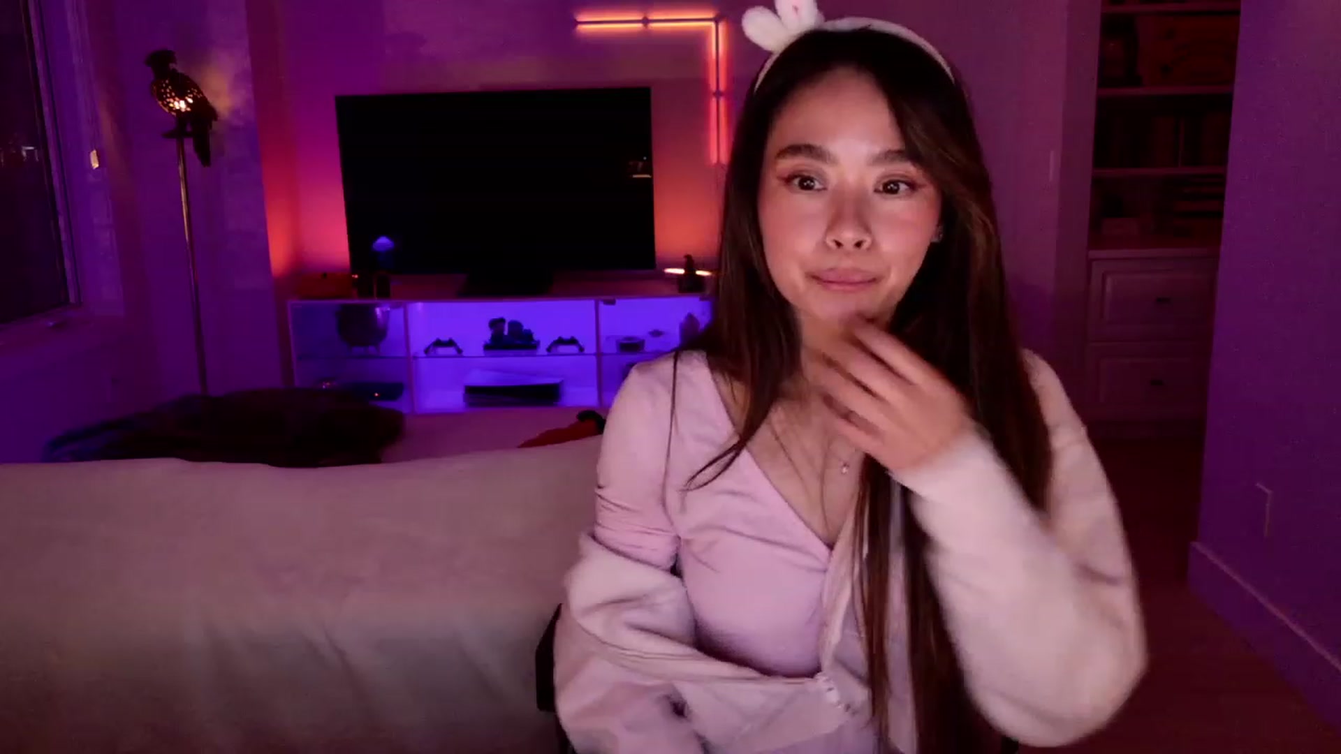Gallery image thumbnail from Violet_Bau's myfreecams stream on, 10/23/2023, 08:24 image 5 of 20