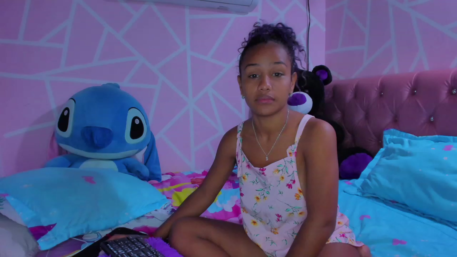 Gallery image thumbnail from Violet_Fit's myfreecams stream on, 05/22/2023, 13:46 image 12 of 20