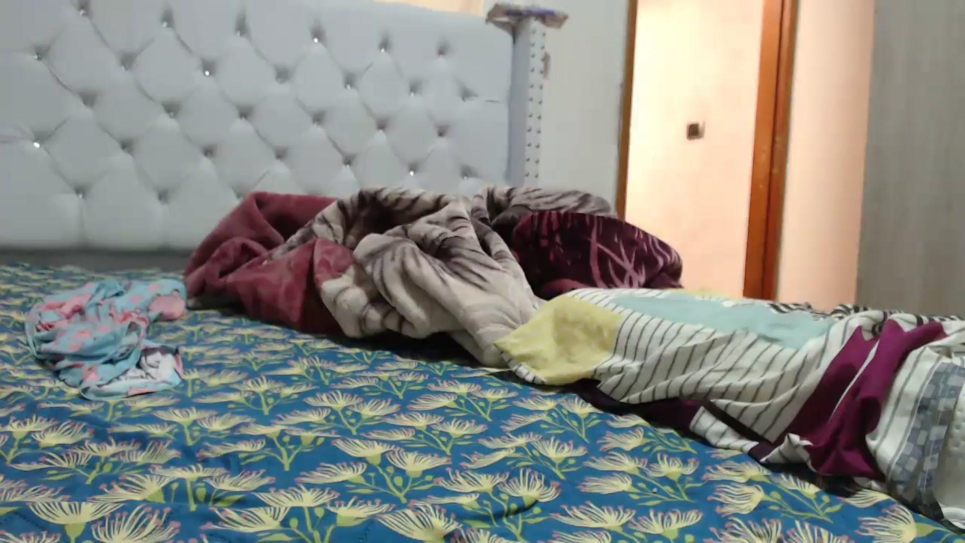 Gallery image thumbnail from Violet_Mart's myfreecams stream on, 04/02/2024, 12:19 image 15 of 20