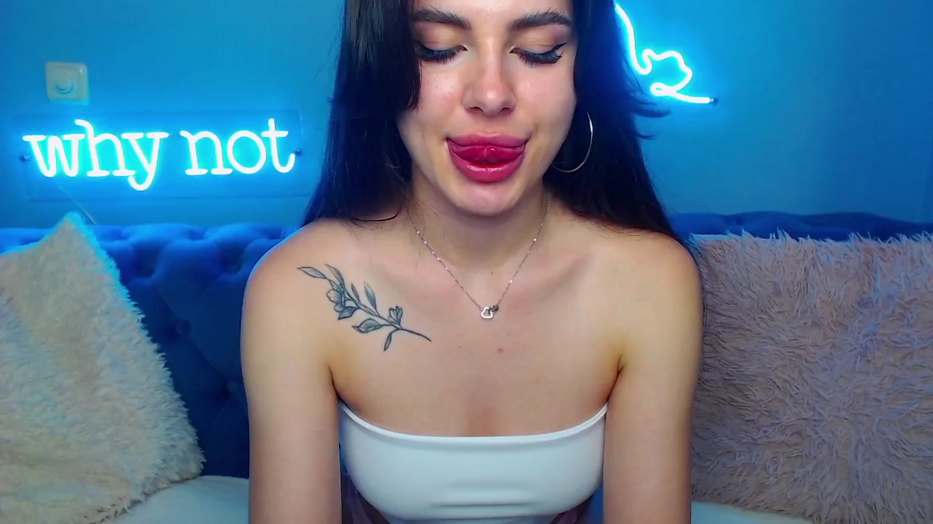 Gallery image thumbnail from ViolinaLove's myfreecams stream on, 06/15/2025, 10:27 image 17 of 20