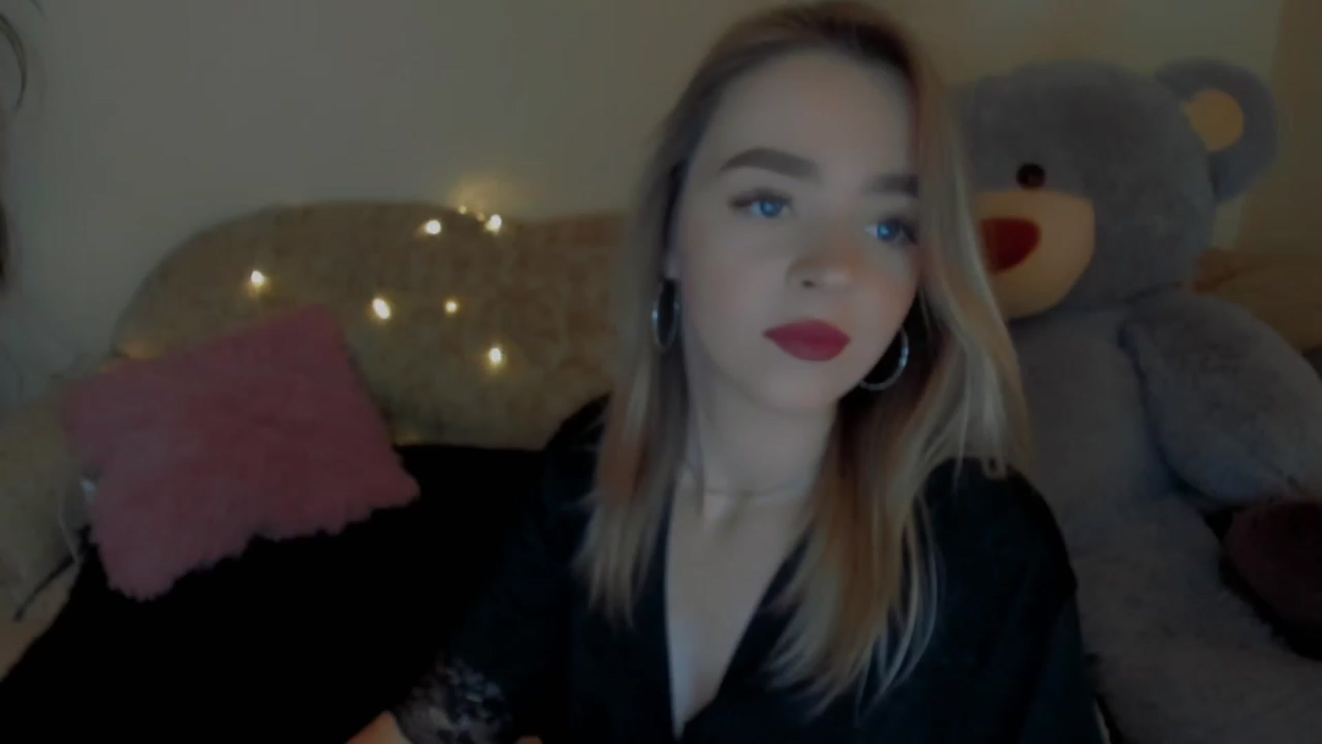 Gallery image thumbnail from VitoriaKlaim's myfreecams stream on, 12/07/2022, 11:46 image 10 of 20