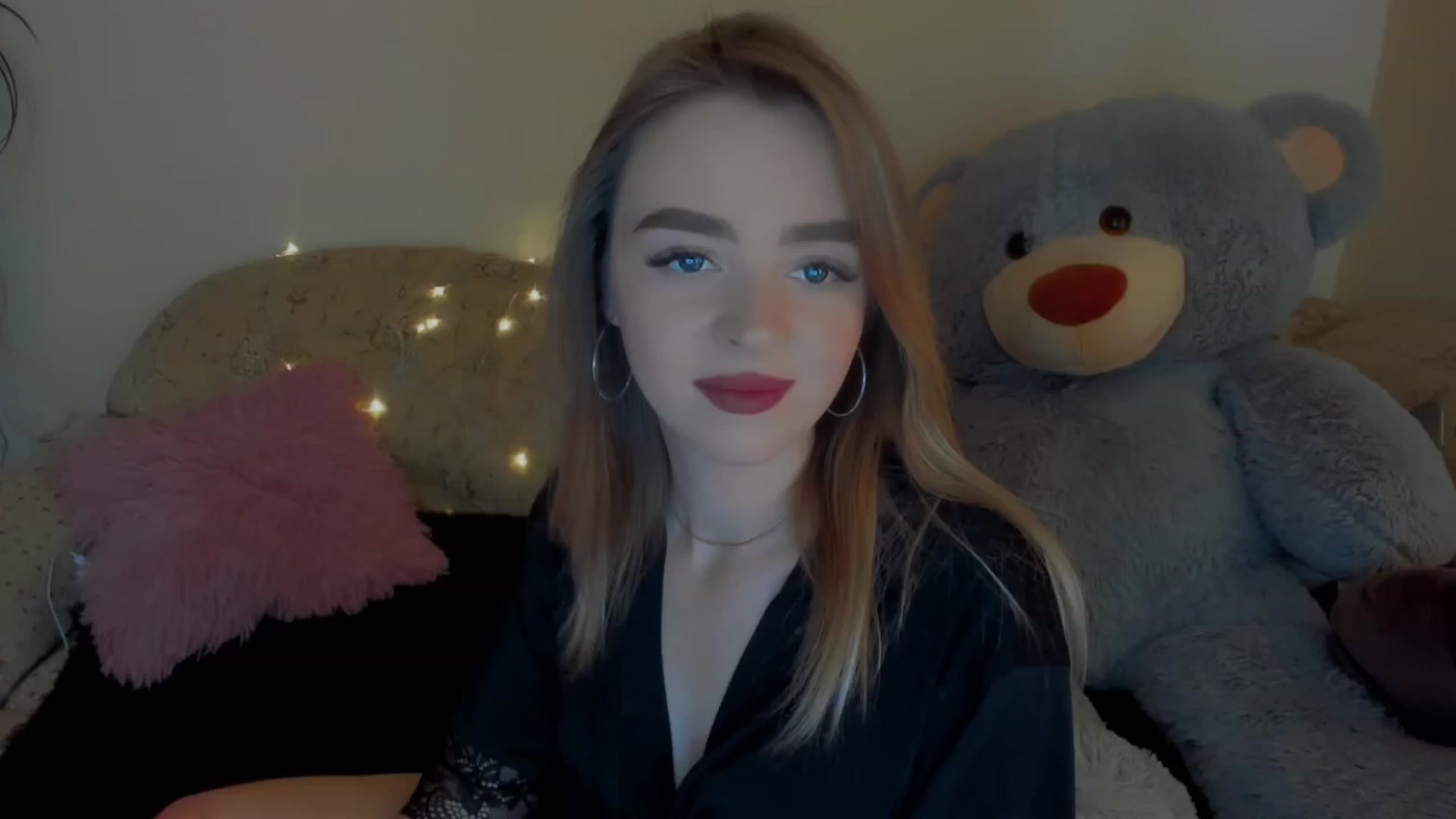 Gallery image thumbnail from VitoriaKlaim's myfreecams stream on, 12/07/2022, 11:46 image 16 of 20