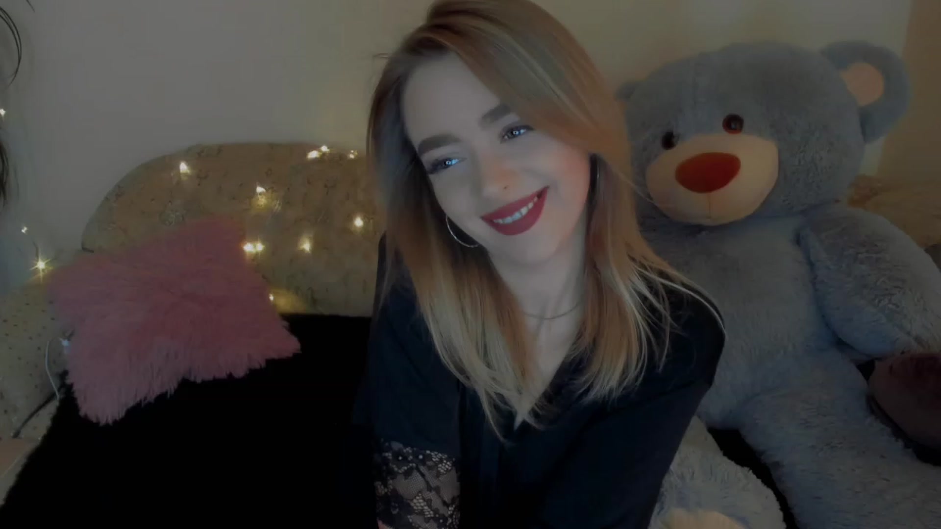 Gallery image thumbnail from VitoriaKlaim's myfreecams stream on, 12/07/2022, 11:46 image 1 of 20