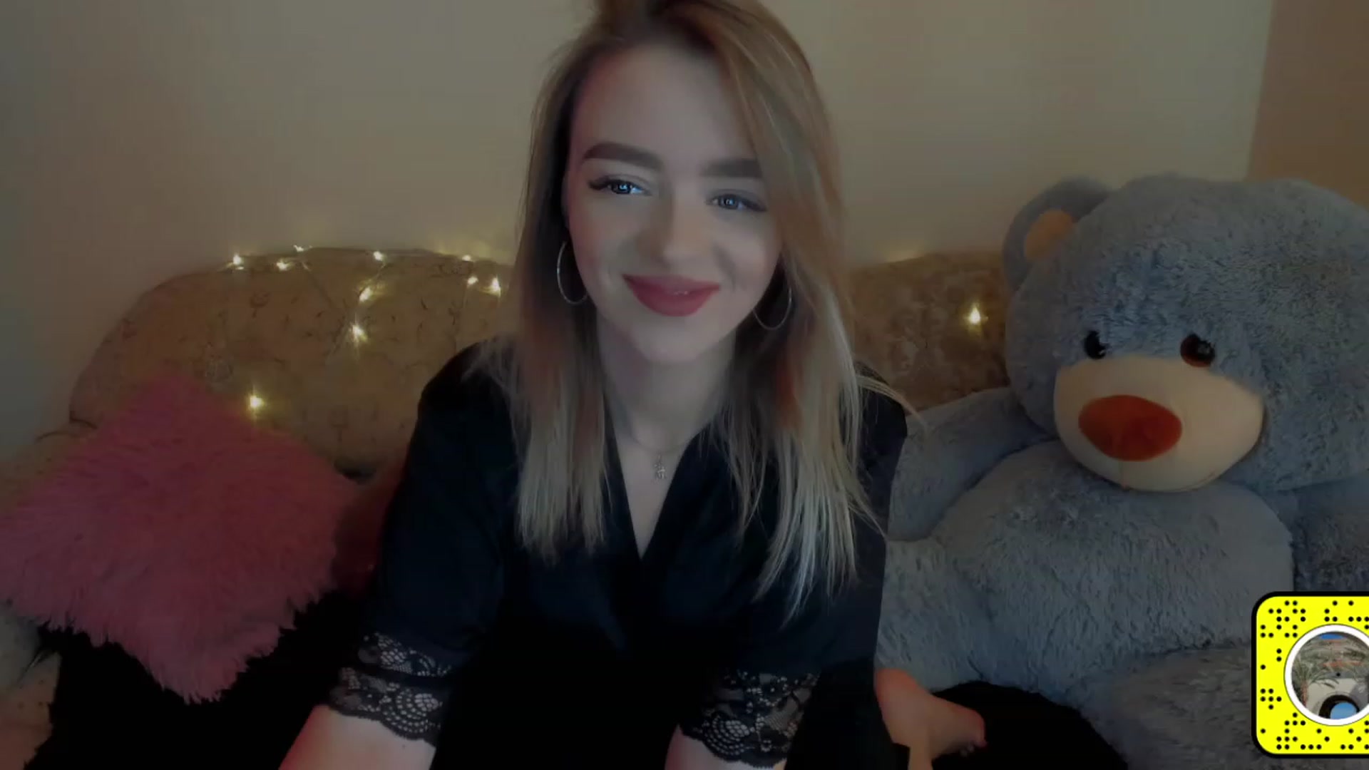 Gallery image thumbnail from VitoriaKlaim's myfreecams stream on, 12/08/2022, 11:55 image 15 of 20