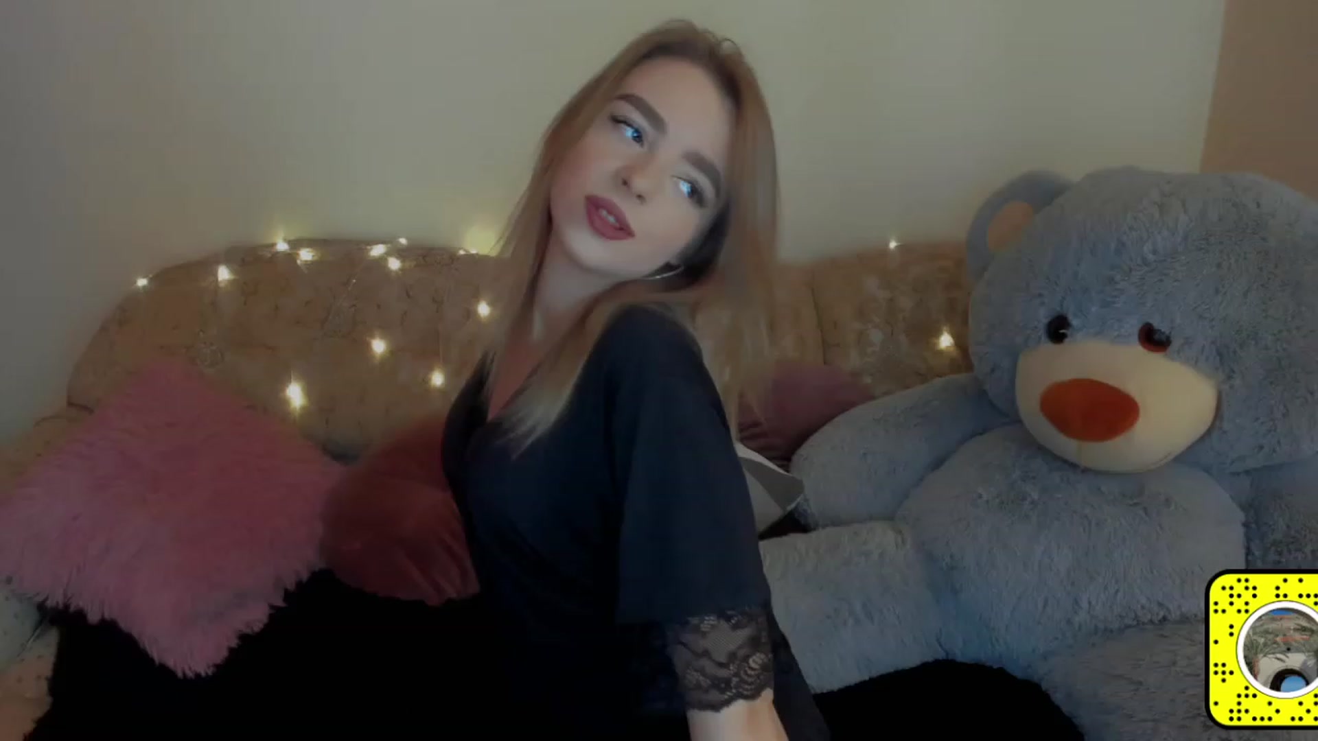 Gallery image thumbnail from VitoriaKlaim's myfreecams stream on, 12/08/2022, 11:55 image 17 of 20