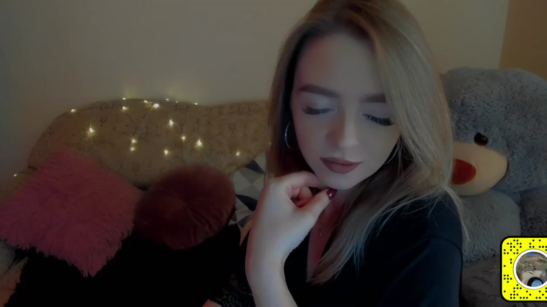 Gallery image thumbnail from VitoriaKlaim's myfreecams stream on, 12/08/2022, 11:55 image 11 of 20