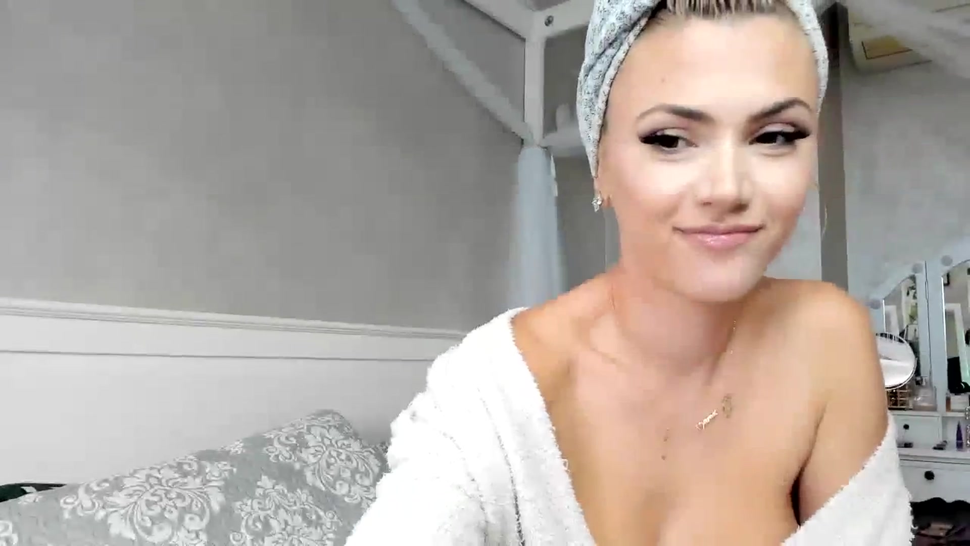 Gallery image thumbnail from VivianisHere's myfreecams stream on, 11/15/2023, 08:17 image 16 of 20