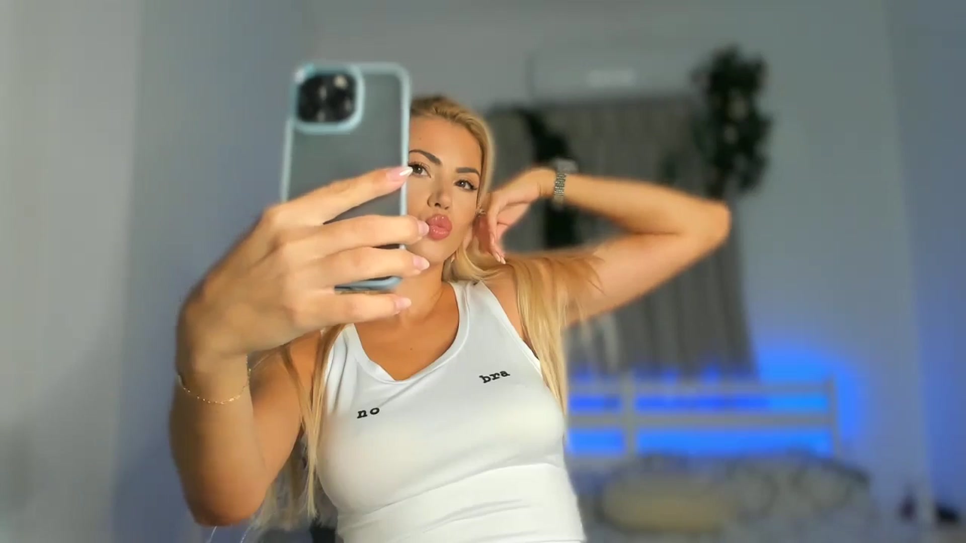 Gallery image thumbnail from VivianisHere's myfreecams stream on, 10/18/2024, 06:41 image 5 of 20