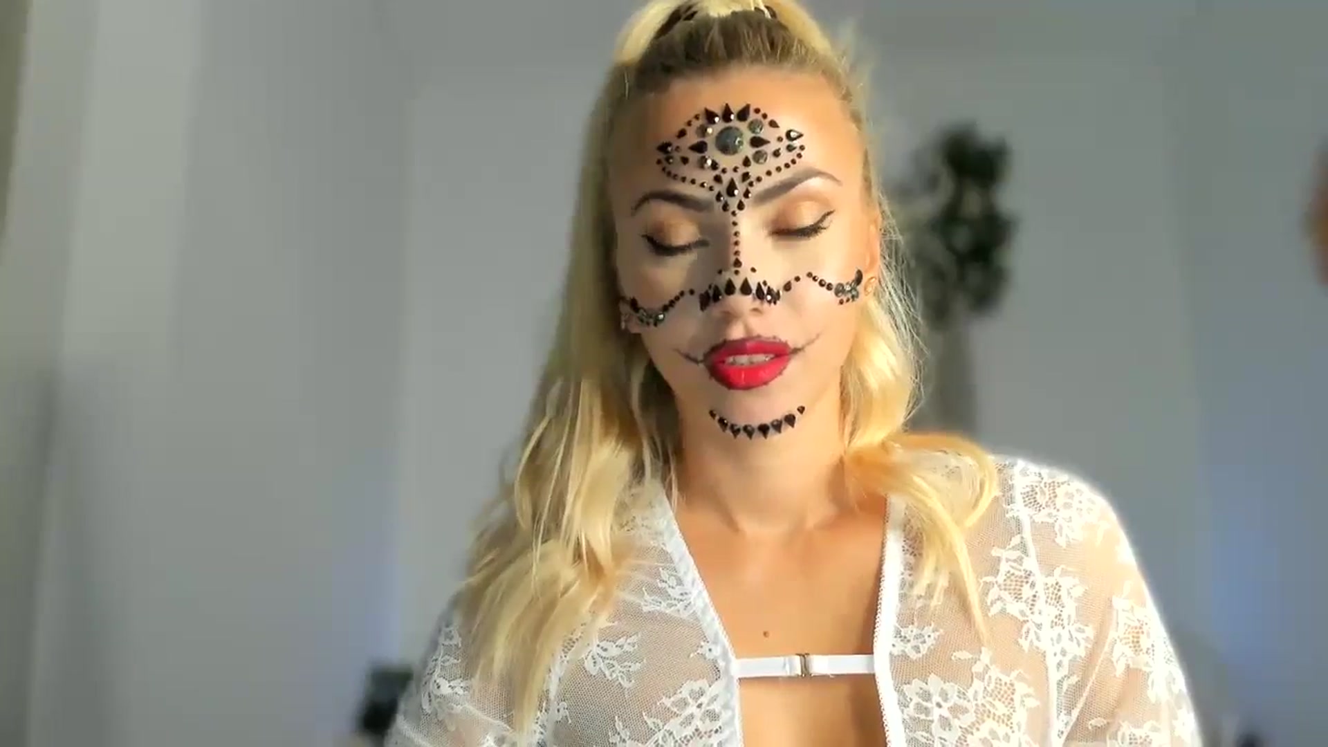 Gallery image thumbnail from VivianisHere's myfreecams stream on, 10/31/2024, 08:13 image 12 of 20