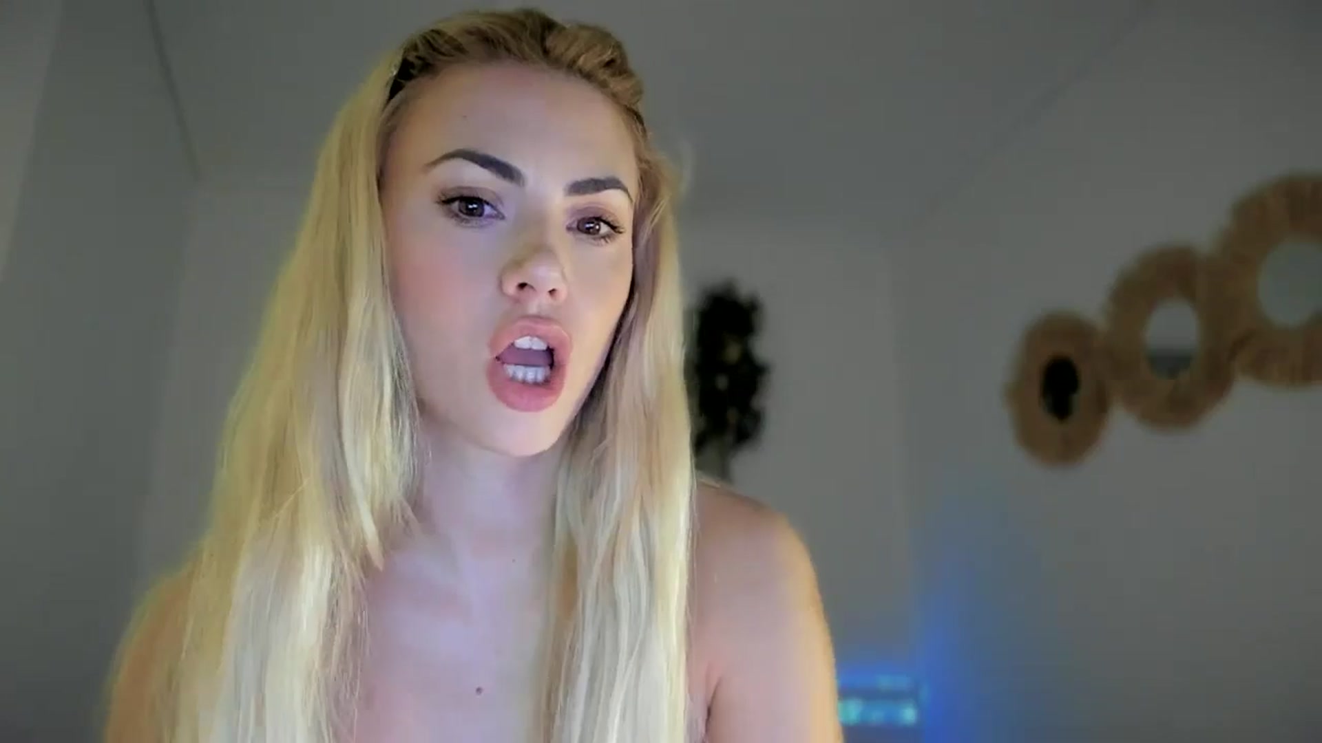 Gallery image thumbnail from VivianisHere's myfreecams stream on, 03/16/2025, 08:51 image 19 of 20
