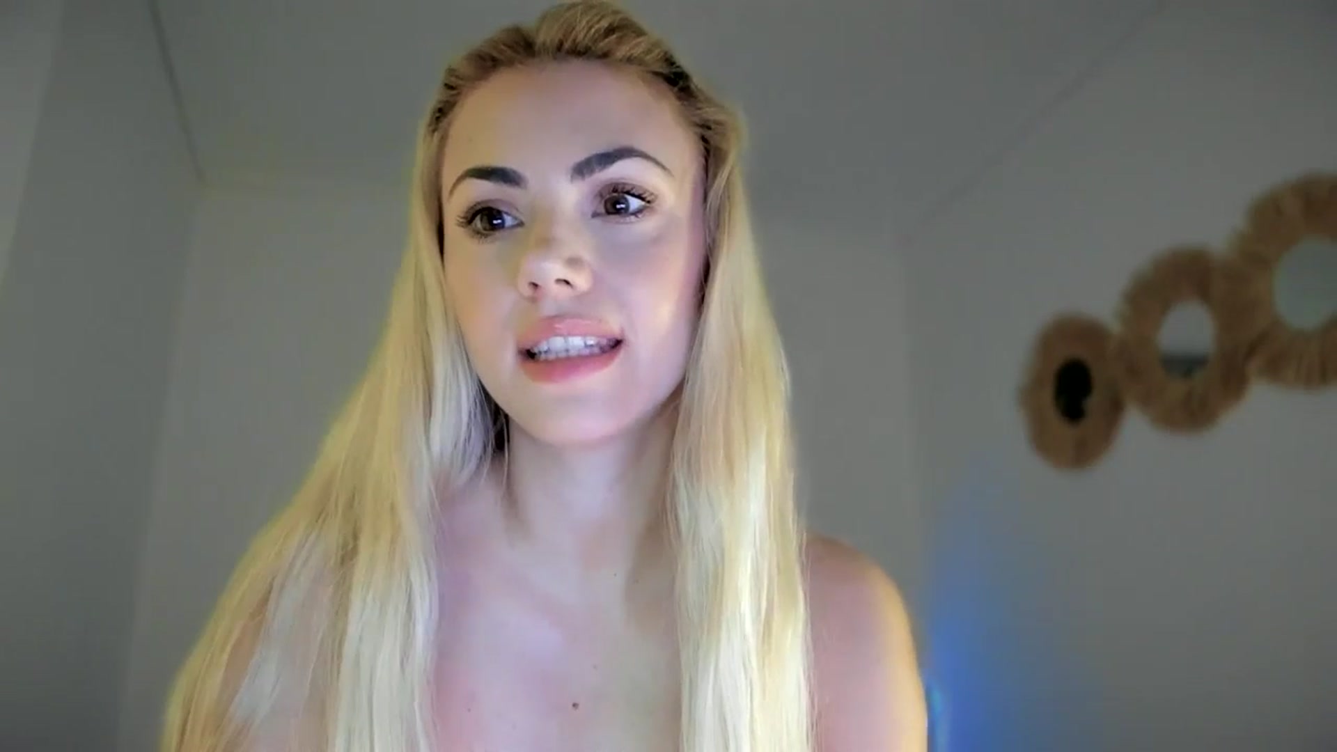 Gallery image thumbnail from VivianisHere's myfreecams stream on, 03/16/2025, 08:51 image 17 of 20