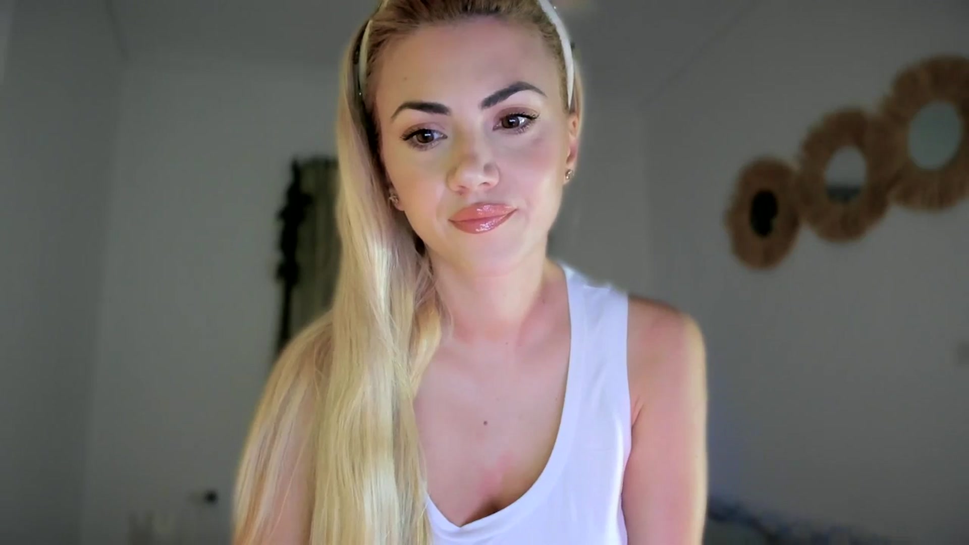 Gallery image thumbnail from VivianisHere's myfreecams stream on, 03/17/2025, 07:56 image 4 of 20