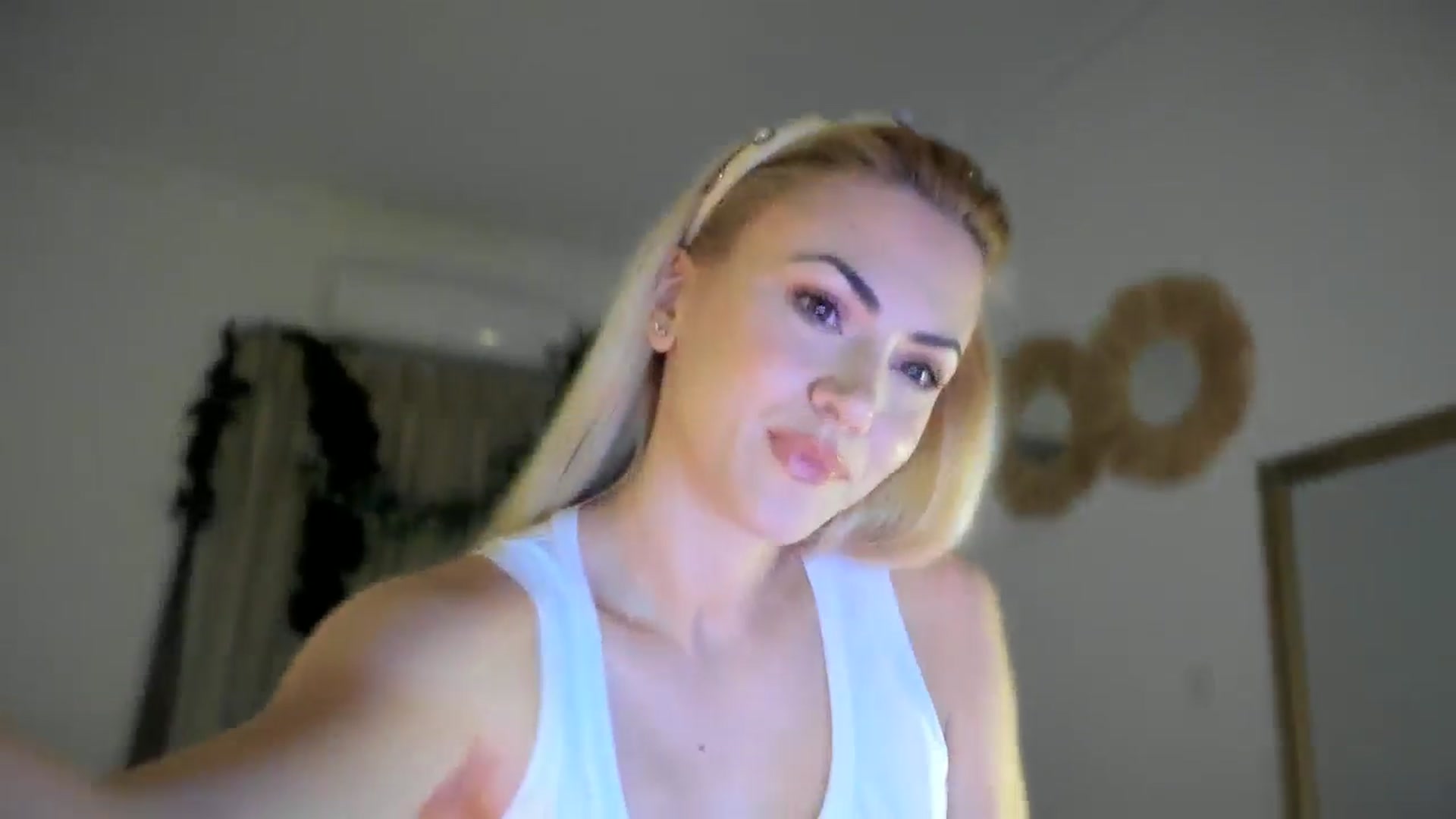 Gallery image thumbnail from VivianisHere's myfreecams stream on, 03/17/2025, 07:56 image 9 of 20